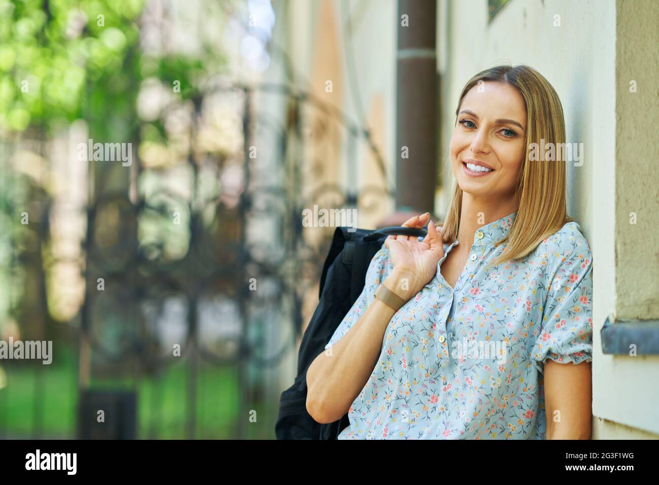 Ein nettes und glückliches Mädchen mit Smarfone Stockfoto