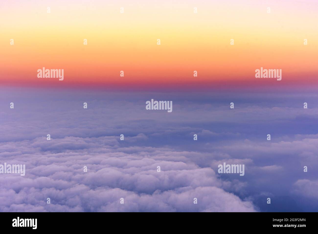 Romantischer Sonnenaufgang, Blick über die weichen, flauschigen Wolken. Farbverlauf warmer Farben Stockfoto