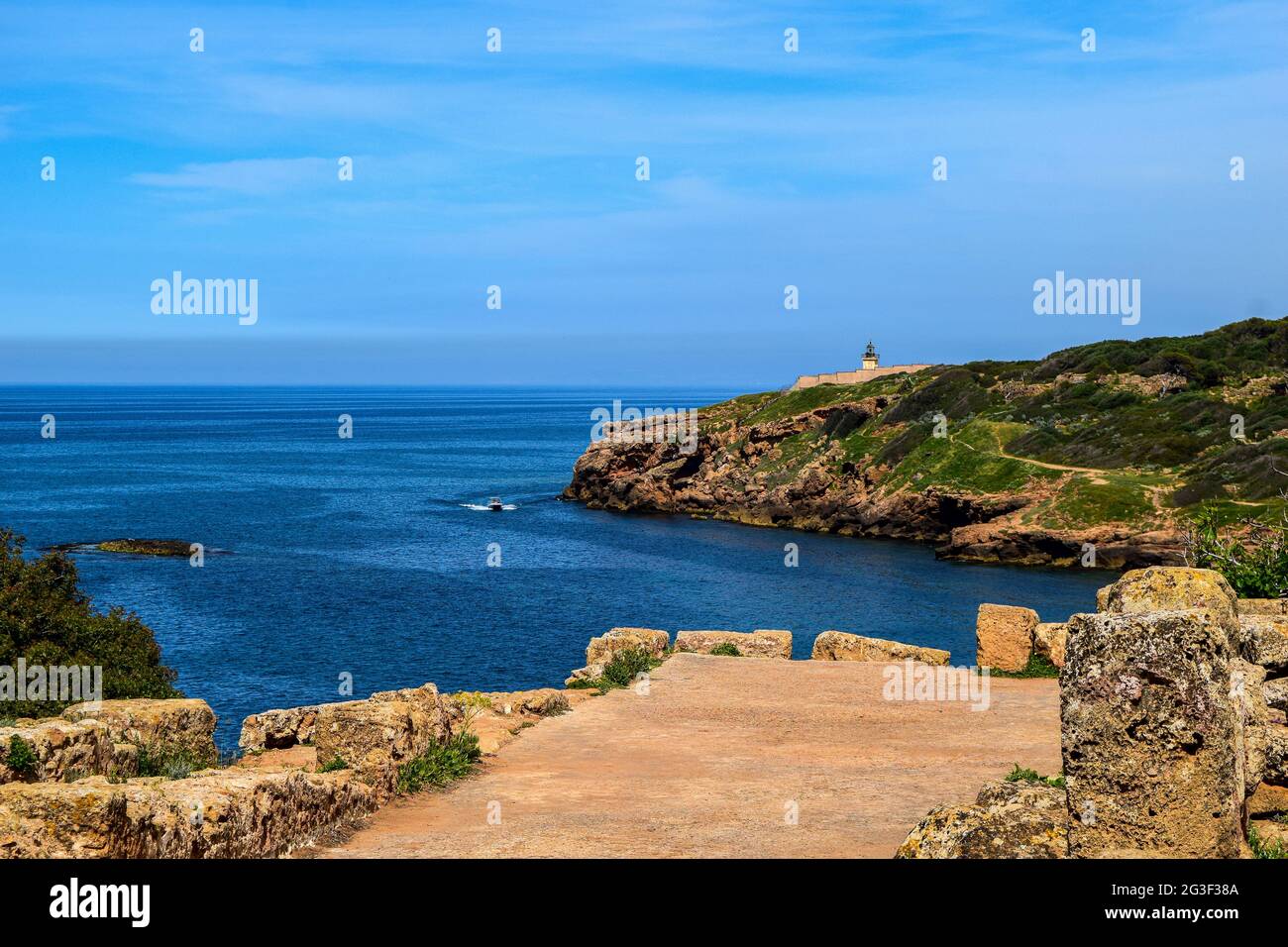 Schöne Aussicht auf das offene blaue Mittelmeer von den römischen Ruinen in Tipaza, Algerien. Stockfoto