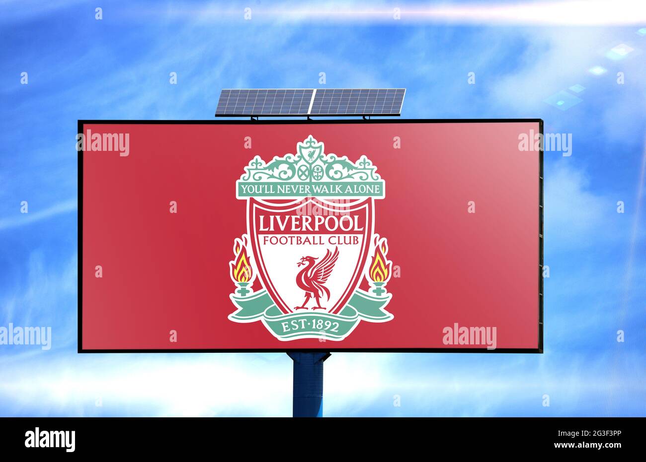 Plakatwand mit Flagge des Liverpool City Football Club und Solarbatterie auf blauem Himmel Hintergrund Stockfoto