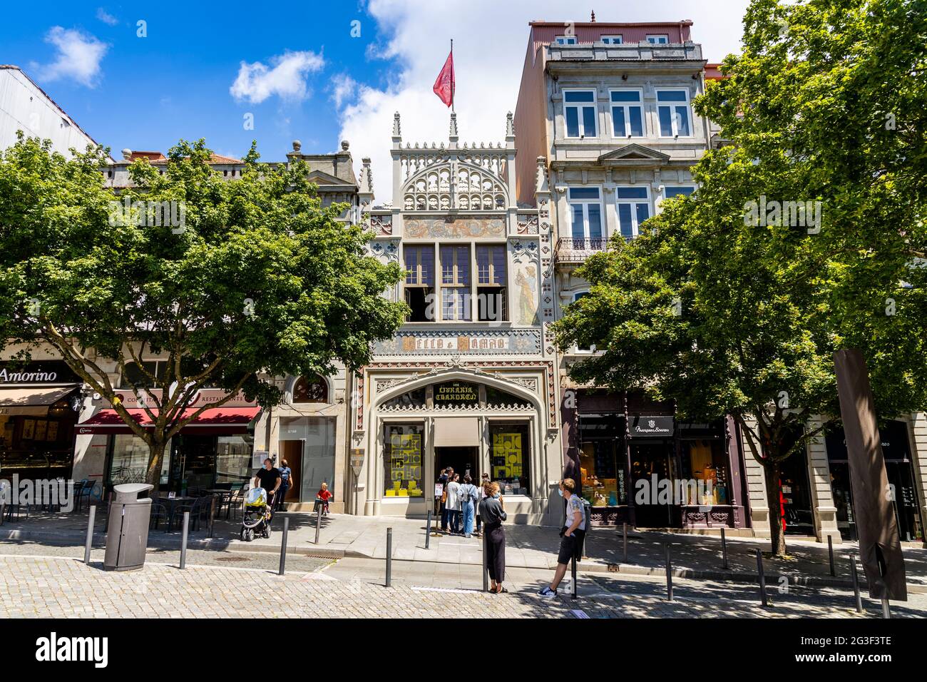 Porto, Portugal - 6. Mai 2021: Das Äußere des berühmten Lello Buchladens, der den Autor von Harry Potter Büchern inspirierte Stockfoto