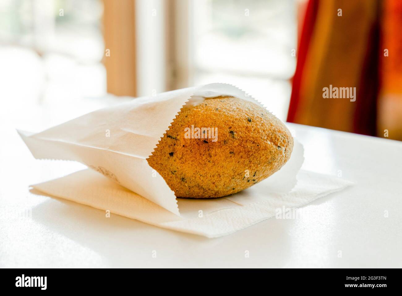 Köstlicher, mit Käse gefüllter Kabeljau-Fischkuchen, serviert in Porto, Portugal Stockfoto