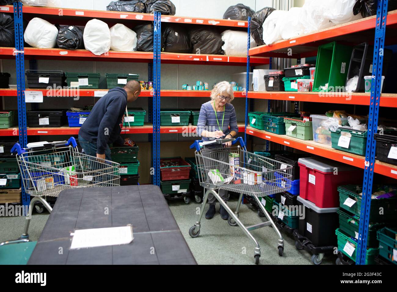 Freiwillige bereiten Lebensmittelpakete im Welcome Center in Huddersfield in West Yorkshire vor. Das Welcome Center ist eine Food Bank in Huddersfield, die PR Stockfoto