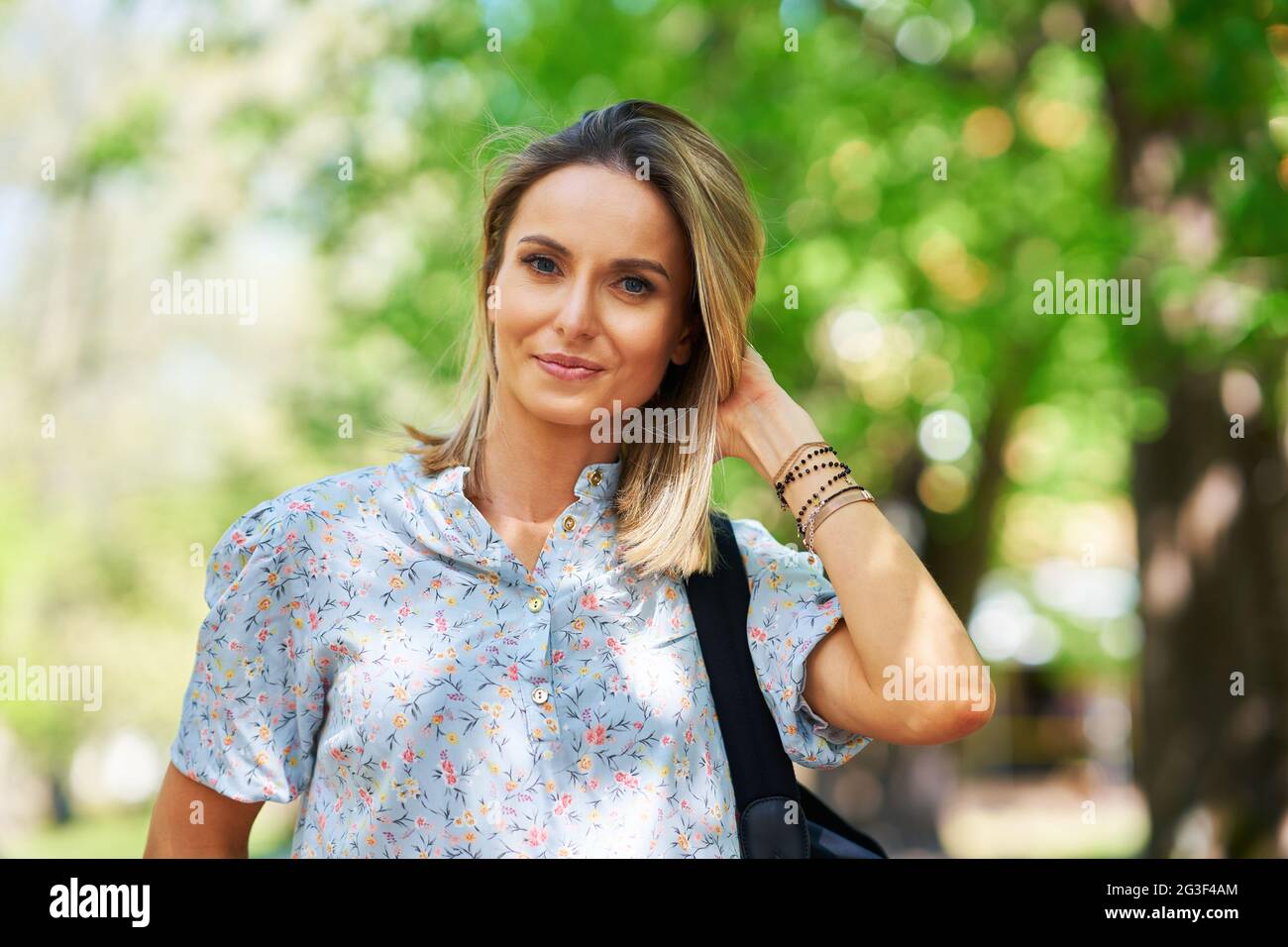 Ein nettes und glückliches Mädchen mit Smarfone Stockfoto