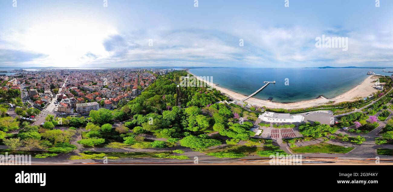 Schöner 360 Grad Panoramablick auf die Bucht von Burgas und den Burgas Sea Garden, Bulgarien. Stockfoto