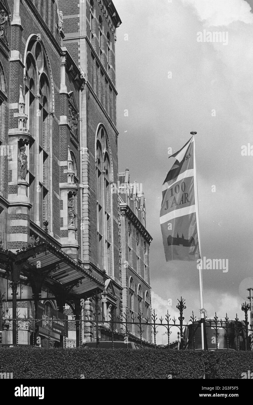 Flagge am Eingang des Rijksmuseums; Flagge anlässlich des 100-jährigen Bestehens des Rijksmuseums. Negativstreifen mit 38 Fotos von Flaggen vor dem Hauptgebäude. Stockfoto