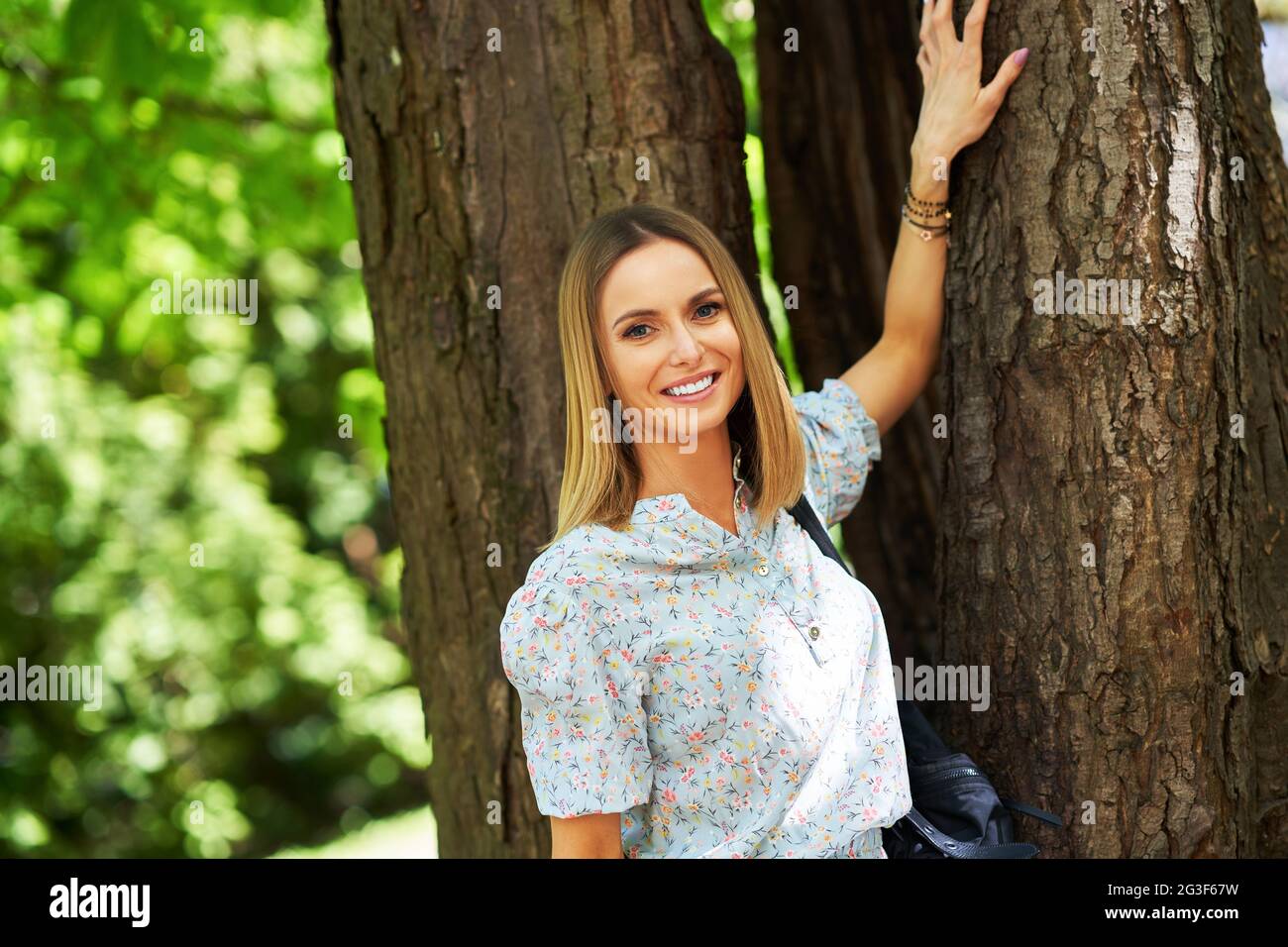 Ein nettes und glückliches Mädchen mit Smarfone Stockfoto