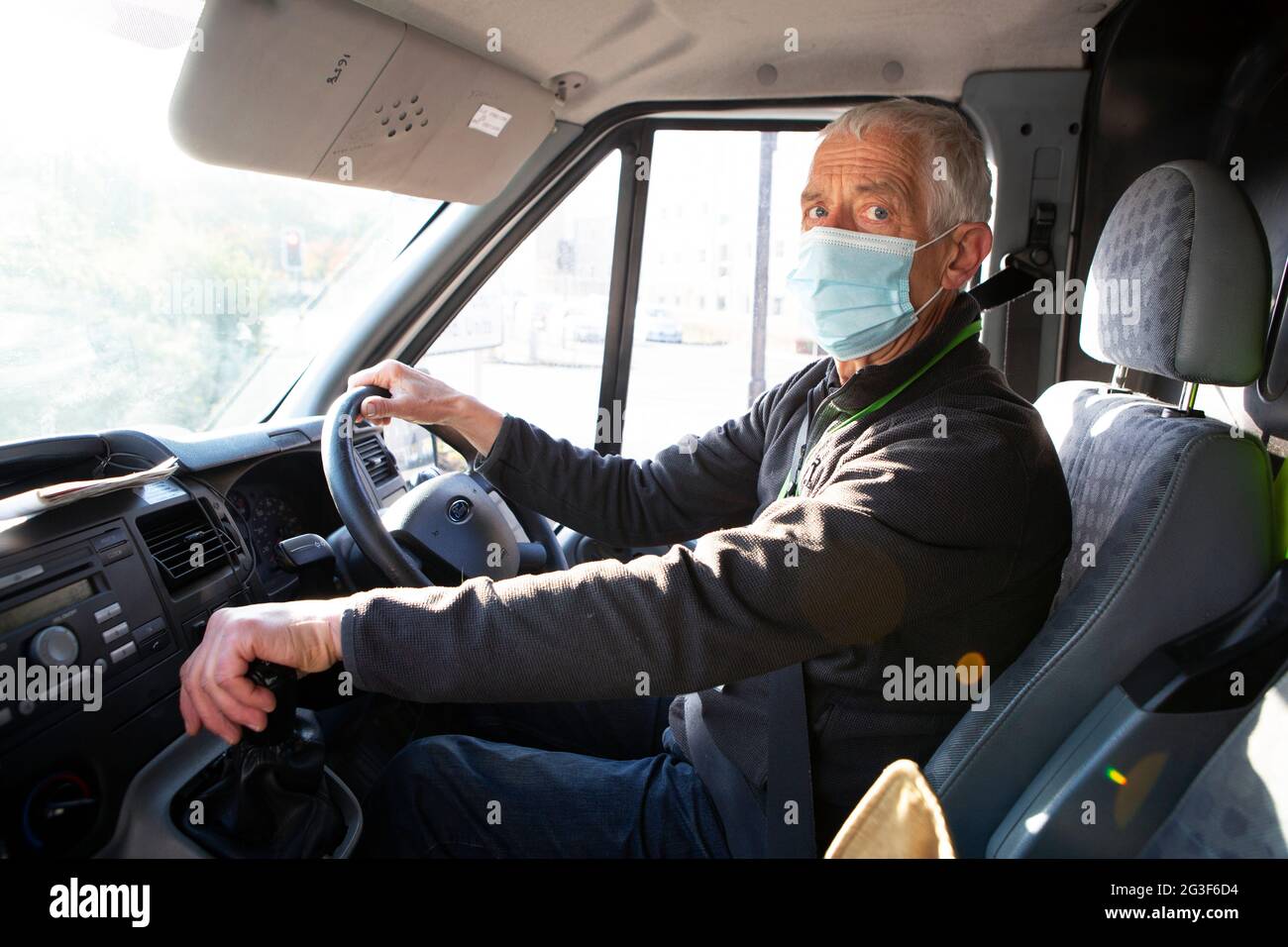 Der freiwillige Mitarbeiter des Welcome Centers, Michael Blake, 70, ist der Hauptfahrer und sammelt Lebensmittelspenden von Supermärkten und Geschäften aus der ganzen Umgebung von H Stockfoto