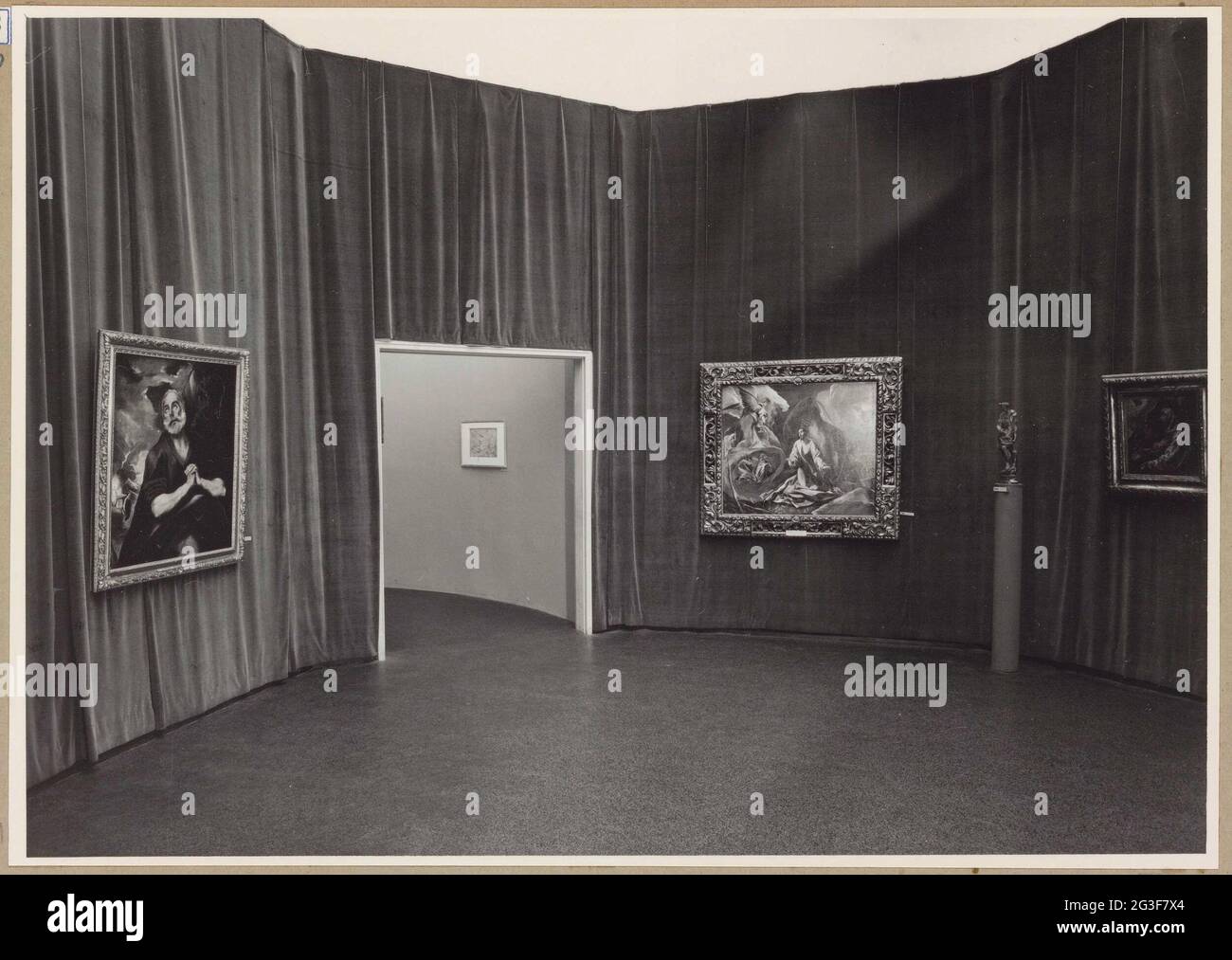 Raum mit Gemälden und einem Durchgang zu einer Treppe; Ausstellung der Triumph des Manierismus: Der europäische Stil von Michelangelo bis El Greco. Links vom Gang hängt das Gemälde auf dem Olivenberg, zwei Werke von El Greco (Theotokopoulos, Domenico) Stockfoto