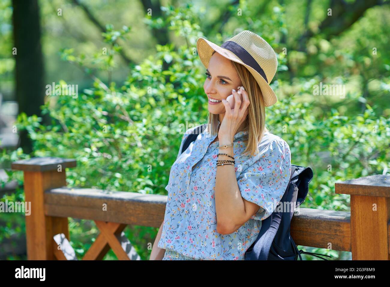 Ein nettes und glückliches Mädchen mit Smarfone Stockfoto