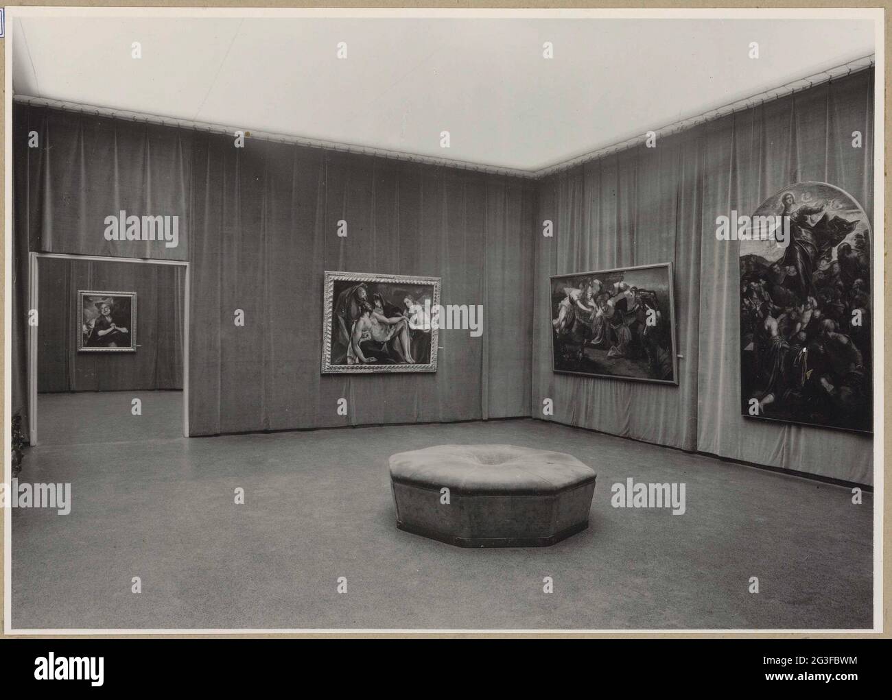 Raum mit Gemälden, Sitzmöbeln für Besucher und einer Passage; Ausstellung der Triumph des Manierismus: Der europäische Stil von Michelangelo bis El Greco. Rechts vom Gang hängt Pietà van El Greco (Theotokopoulos, Domenico). Stockfoto