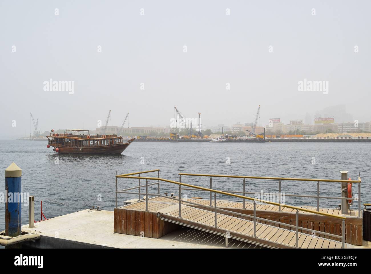 Traditionelles Holzboot mit Restaurant in Dubai Creek Area, VAE. Stockfoto