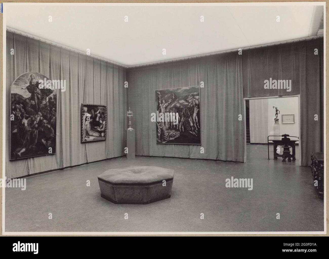 Raum mit Gemälden, Goldschmiedekunst, Sitzmöbeln für Besucher und einer Passage; Ausstellung der Triumph des Manierismus: Der europäische Stil von Michelangelo bis El Greco. Links vom Durchgang hängt das Gemälde von der Öffnung der fünften Marke von El Greco (Theotokopoulos, Domenico) ab. Stockfoto