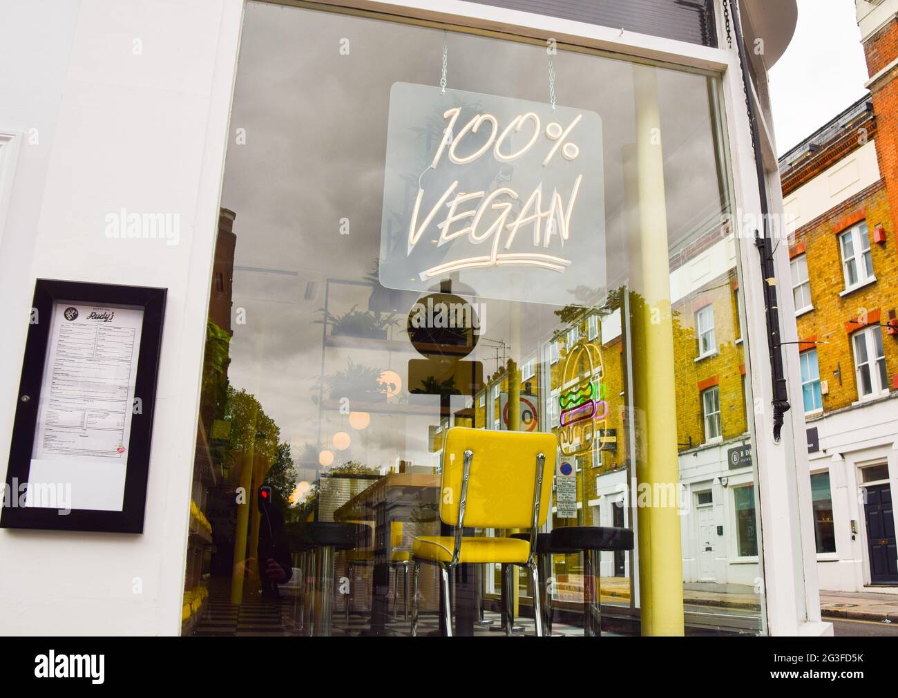 100 % Veganer unterschreiben bei Rudy's Vegan Diner, Islington, London Stockfoto