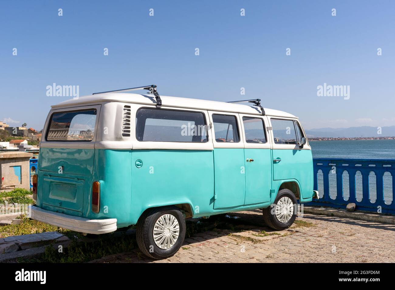 Türkis Volkswagen van in der Nähe des Strandes geparkt, Sommerurlaub Konzept. Stockfoto