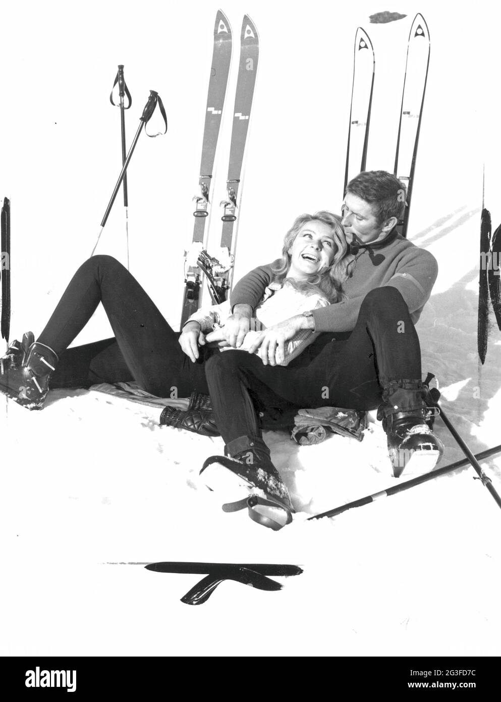Sport, Wintersport, Skifahren, Pause, ein Paar ruht in der Sonne, 1973, ZUSÄTZLICHE-RIGHTS-CLEARANCE-INFO-NOT-AVAILABLE Stockfoto