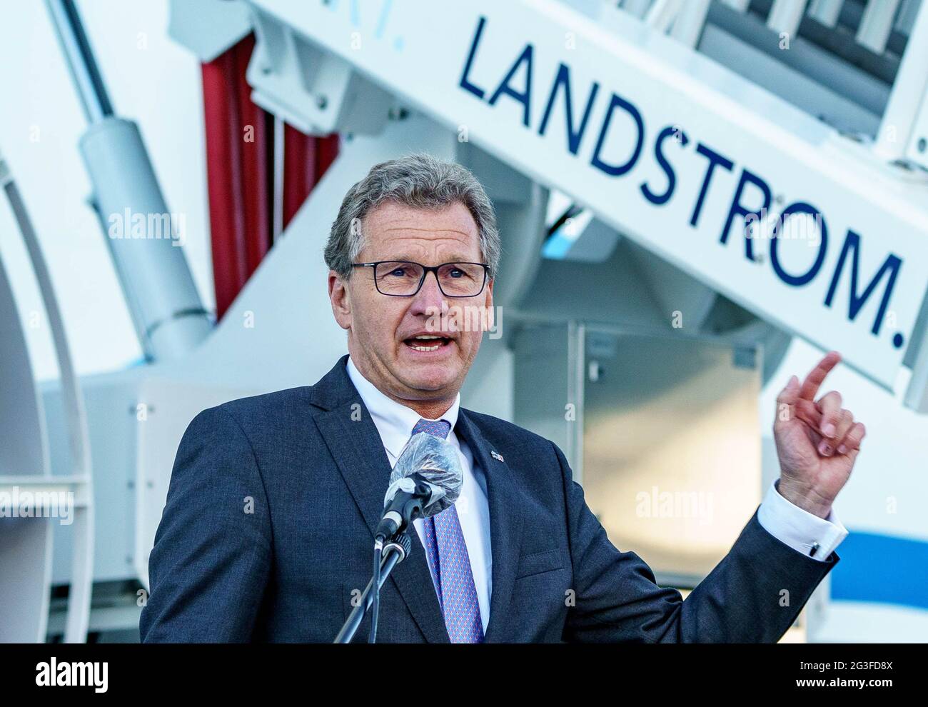 Kiel, Deutschland. Juni 2021. Bernd Buchholz (FDP), Schleswig-Holsteins Wirtschaftsminister, spricht bei der Inbetriebnahme des Landkraftwerks im Hafen. Die Anlage wird sowohl die Kreuzschiffe am Ostseehai als auch die Stena Line-Fähren am Schwedenkai mit klimaneutralem Ökostrom versorgen. Quelle: Axel Heimken/dpa/Alamy Live News Stockfoto