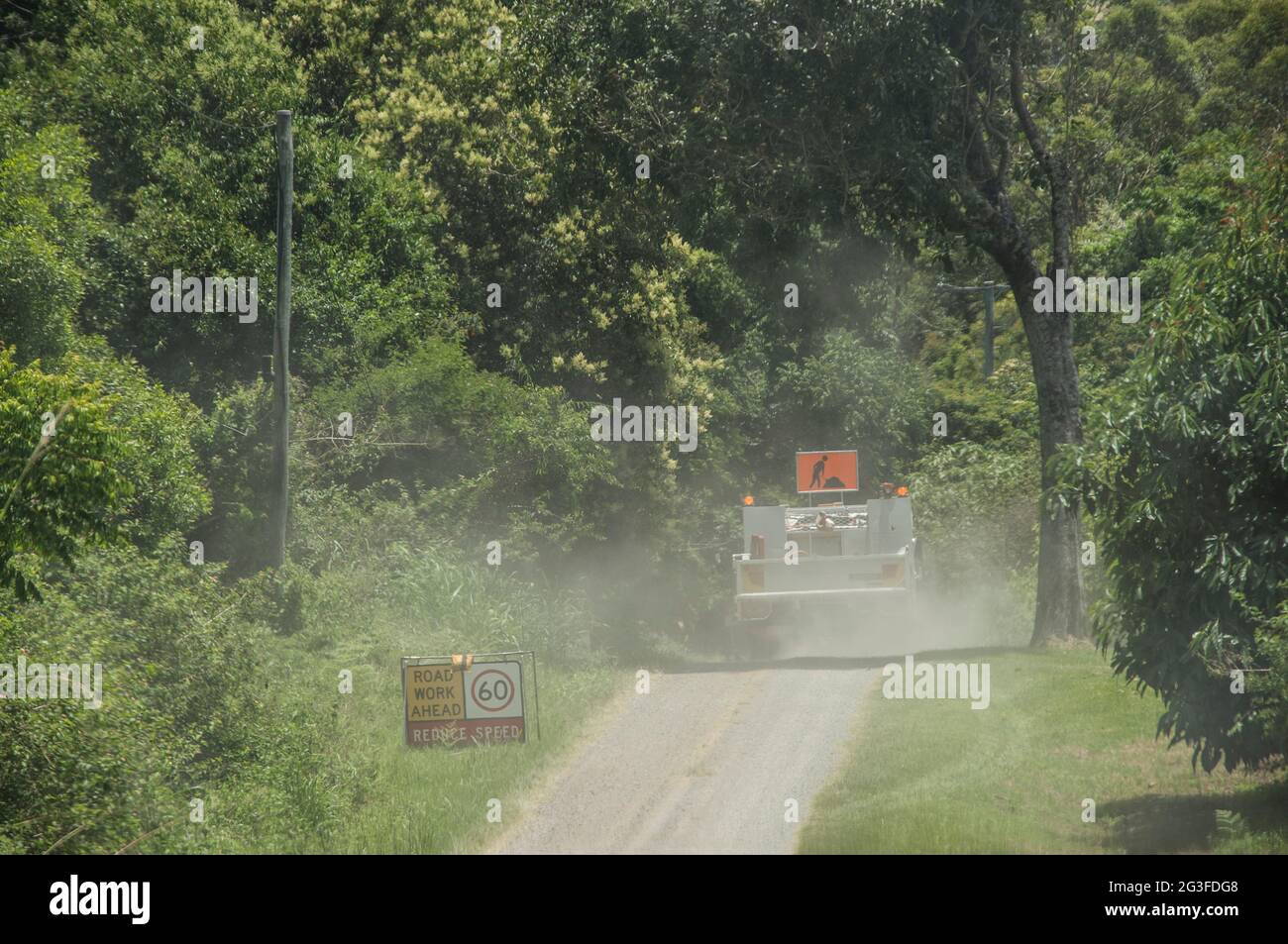 Wartungs- und Reparaturlaster der örtlichen stadtverwaltung, die auf einer schmalen Landstraße in Queensland, Australien, unterwegs sind. Ab in den Topf-Holeson Tamborine Mountain. Stockfoto