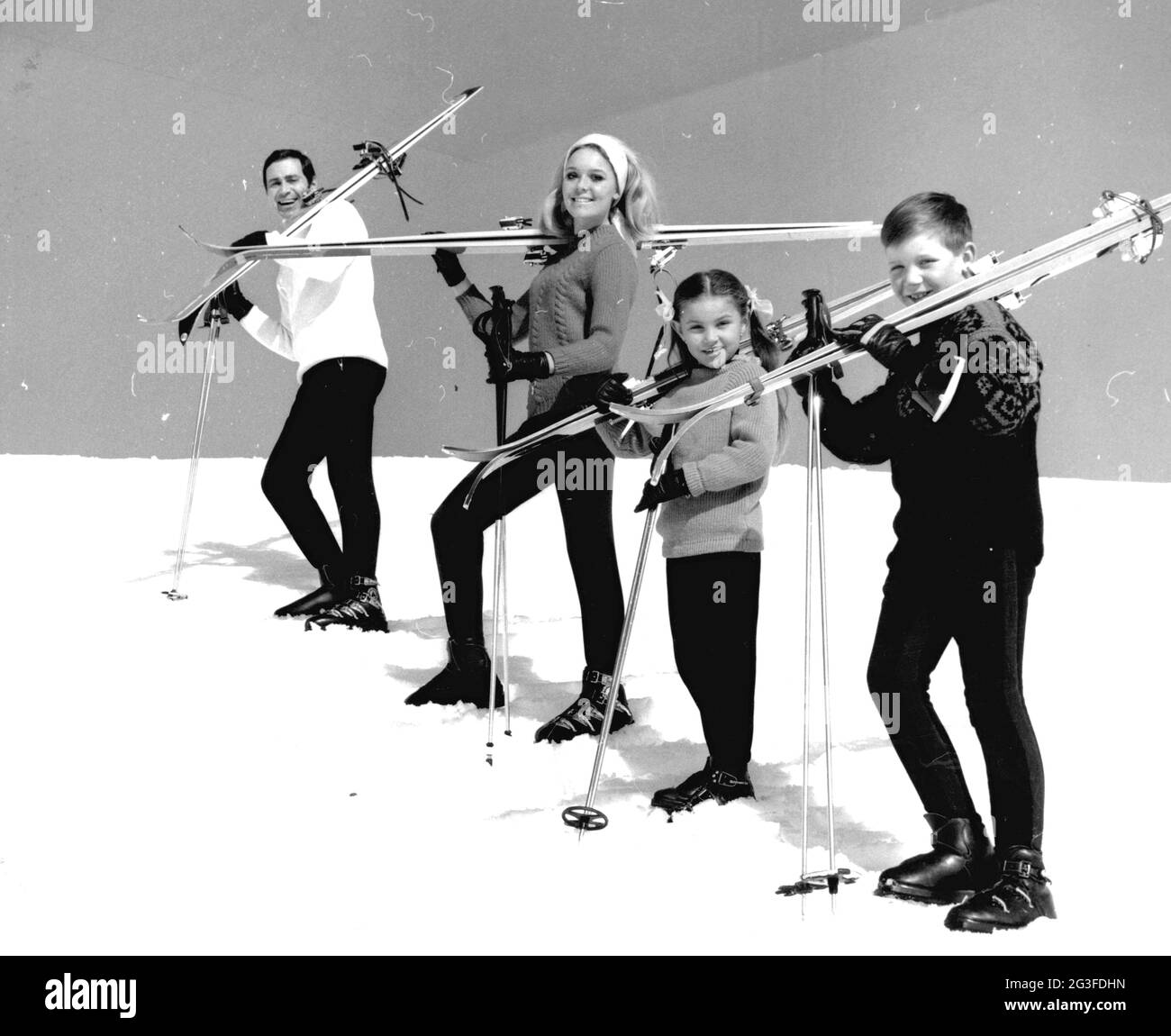 Sport, Wintersport, Skifahren, eine Familie, die die Piste hinaufklettert, 70er Jahre, ZUSÄTZLICHE RECHTE-FREIGABE-INFO-NICHT-VERFÜGBAR Stockfoto