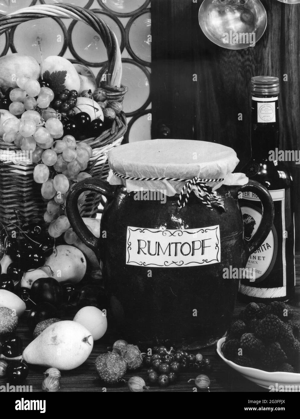 Alkohol, Rumtopf, (in Rum und Zucker konservierte Früchte), 60er Jahre, ZUSÄTZLICHE RECHTE-CLEARANCE-INFO-NOT-AVAILABLE Stockfoto