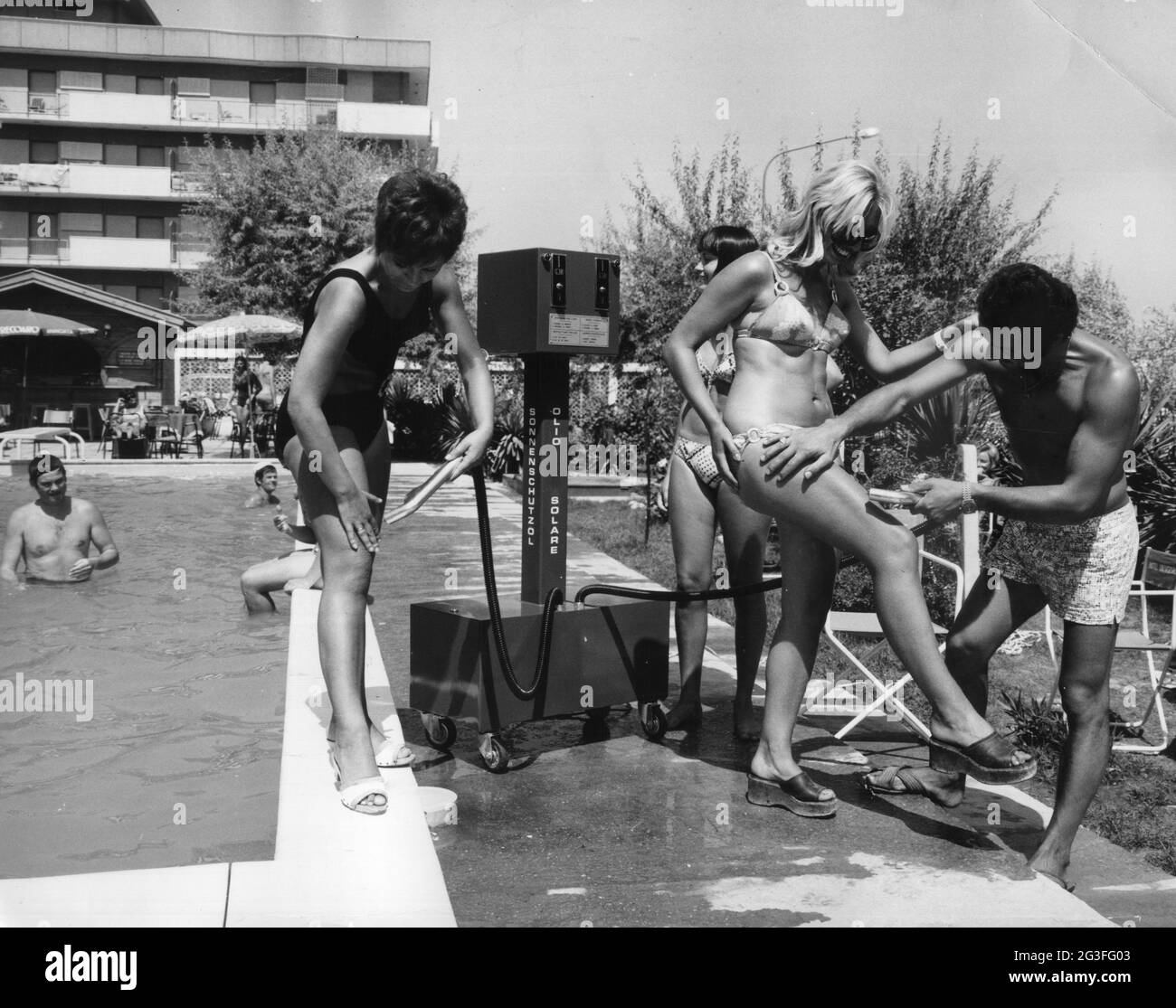 Tourismus, Urlauber, Sonnenbaden, Swimmingpool mit Sonnencreme-Verkäufer, Italien, Cesenatico, um 1970, ZUSÄTZLICHE RECHTE-FREIGABE-INFO-NICHT-VERFÜGBAR Stockfoto