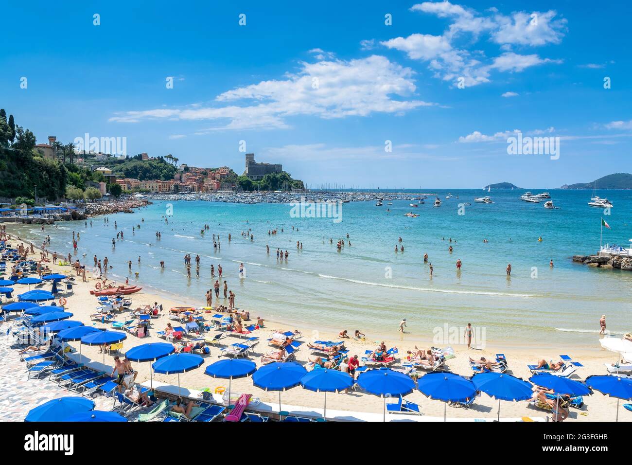 Lerici, Italien - 18. Juni 2017: Einheimische und Touristen genießen Strand und Stadt in Lerici, Italien. Lerici befindet sich im Golf der Dichter von La Spezia, Ligurien Stockfoto