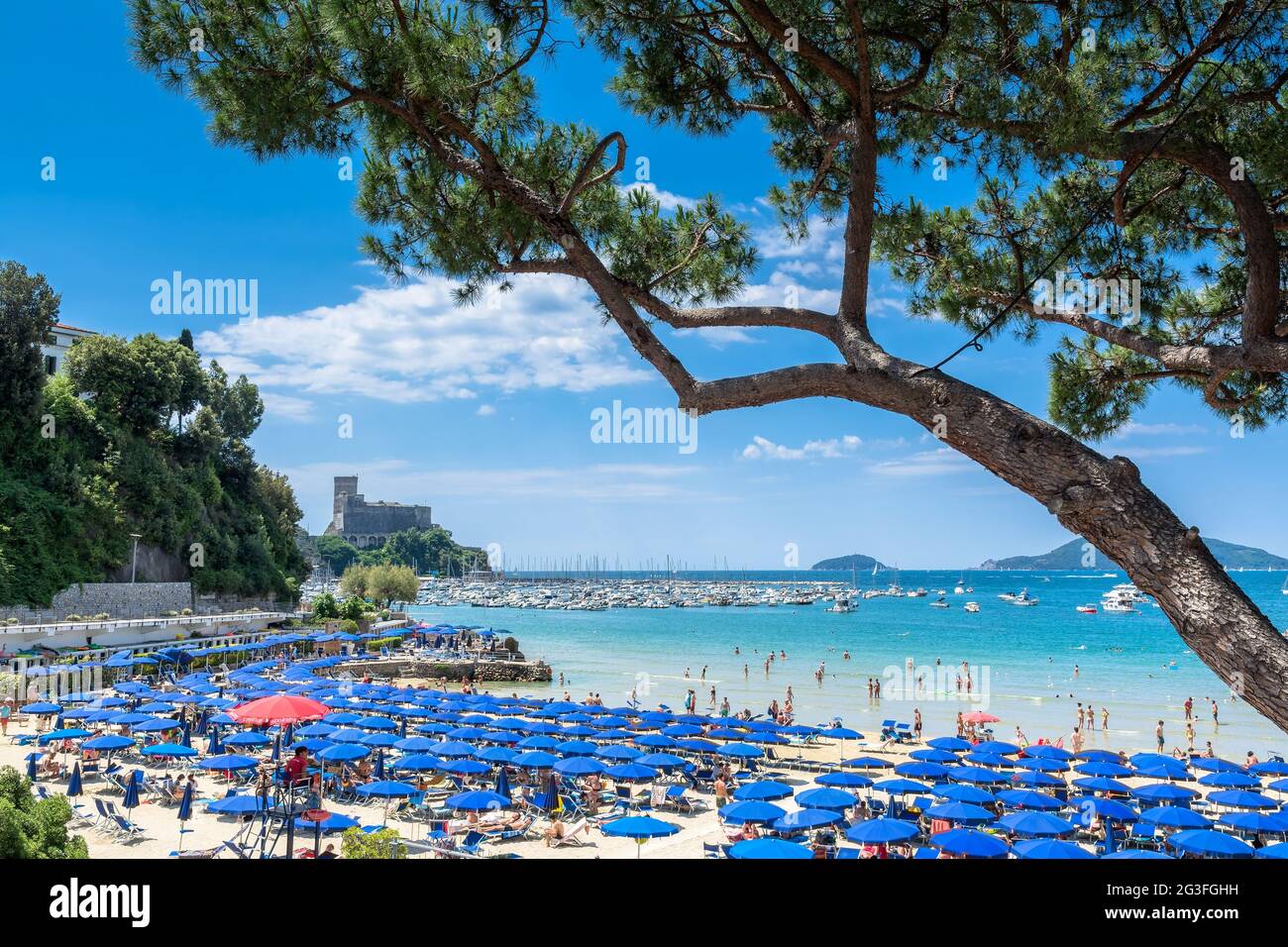 Lerici, Italien - 18. Juni 2017: Einheimische und Touristen genießen Strand und Stadt in Lerici, Italien. Lerici befindet sich im Golf der Dichter von La Spezia, Ligurien Stockfoto