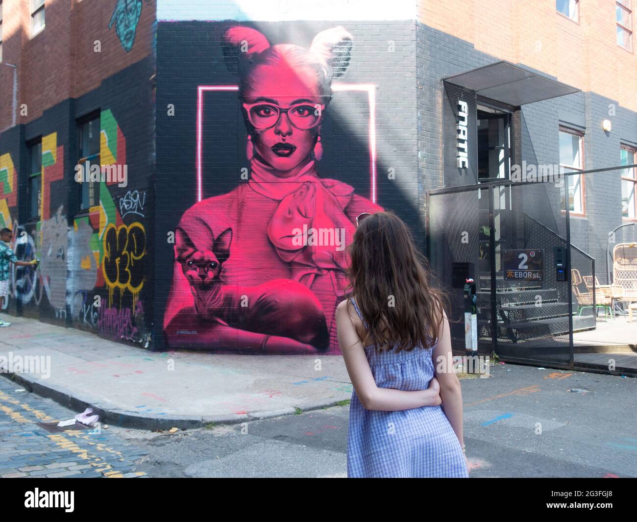 Mädchen, die Street Art, London, anschaut Stockfoto