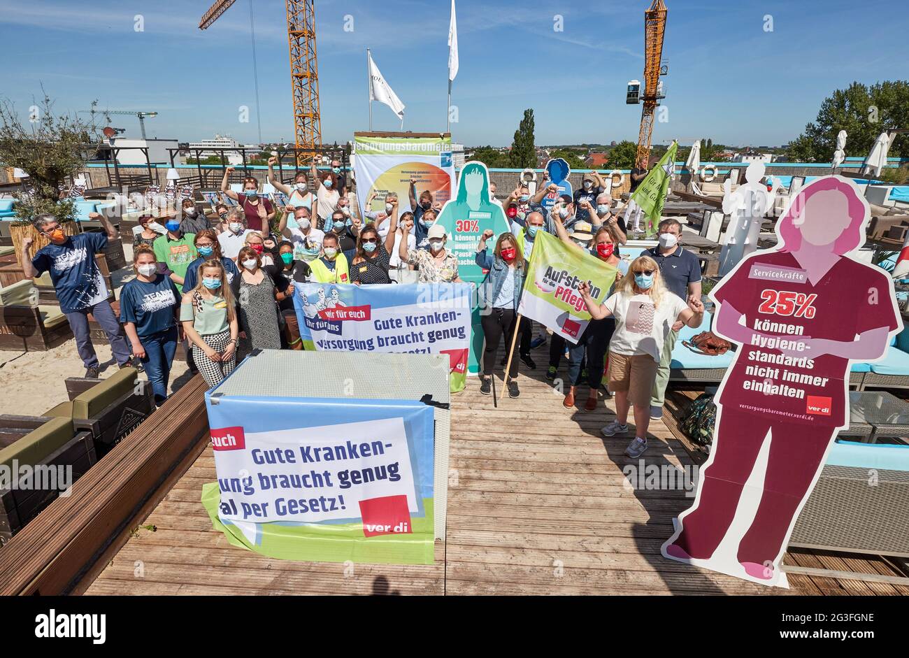 Hamburg, Deutschland. Juni 2021. Die Teilnehmer einer Fahrraddemonstration stehen zusammen für ein Gruppenfoto über den Dächern der Hamburger Sozialabteilung an der Strandbar „Sky and Sand“. Verdi rief Mitarbeiter in Krankenhäusern und Pflegeeinrichtungen anlässlich der Konferenz der Gesundheitsminister zu Protest auf. Quelle: Georg Wendt/dpa/Alamy Live News Stockfoto