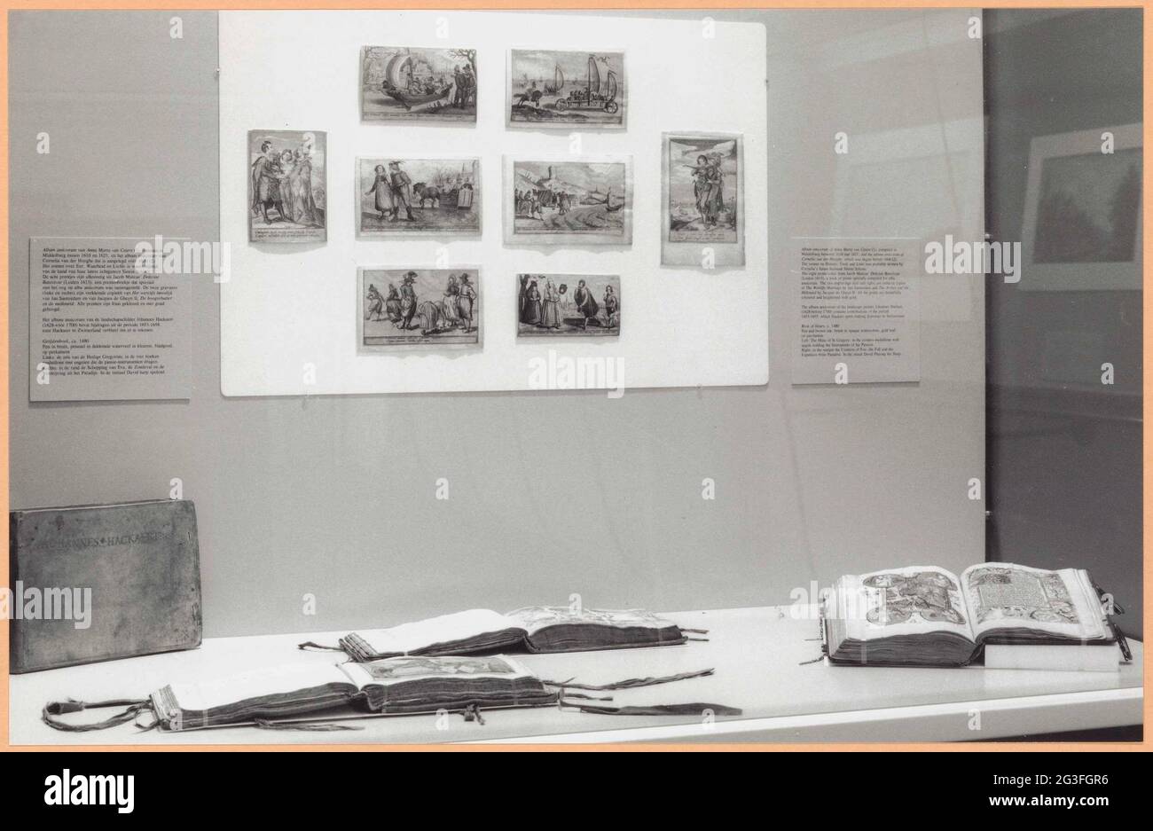 Vitrine mit Alben Amicorum aus der Bibliothek des KOG; für die Niederlande erhalten: Sammlung von KOG. . Stockfoto