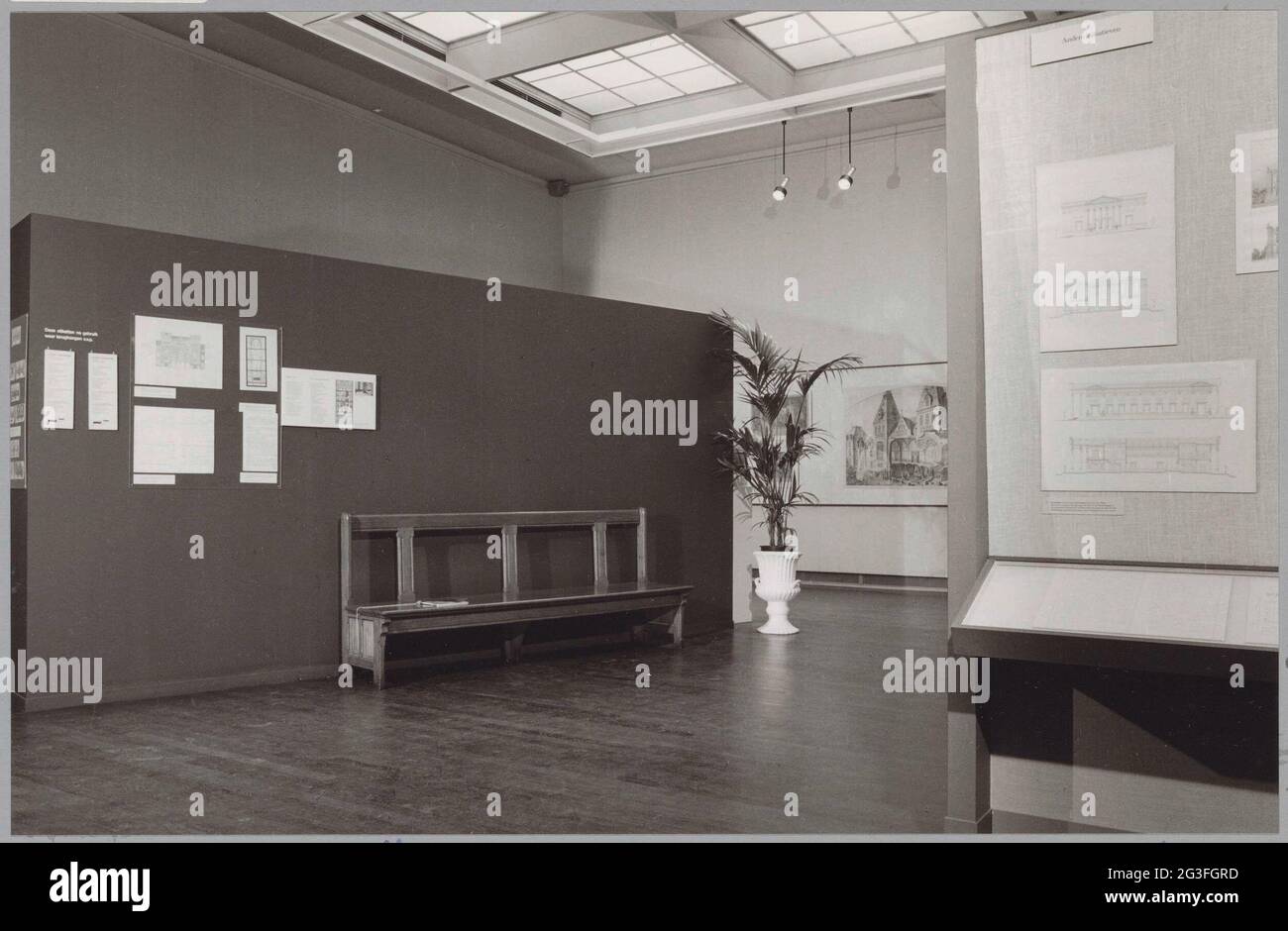 Raum mit Informationstafeln, einer durchbrochenen Zeichnung und einer Bank; Ausstellung das Neue Rijksmuseum: Entwurf und Bau 1863-1885. Im Hintergrund teilweise ein perspektivischer Querschnitt des Rijksmuseums von August van Delden. Stockfoto