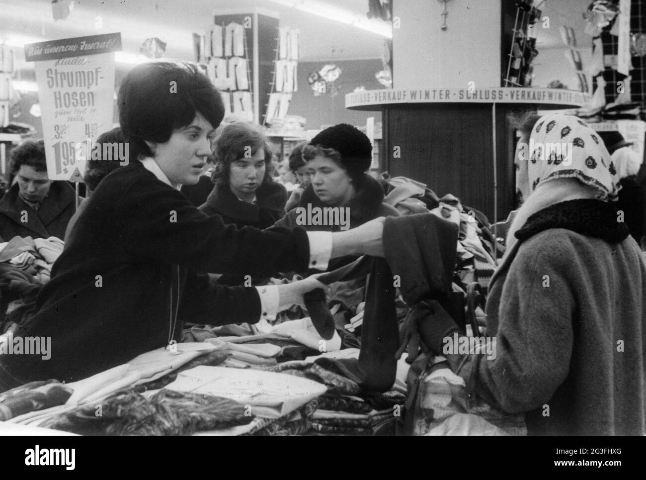 Handel, Geschäfte, Kaufhäuser, Kaufhaus, Winterverkauf, 1960, ZUSÄTZLICHE-RIGHTS-CLEARANCE-INFO-NOT-AVAILABLE Stockfoto