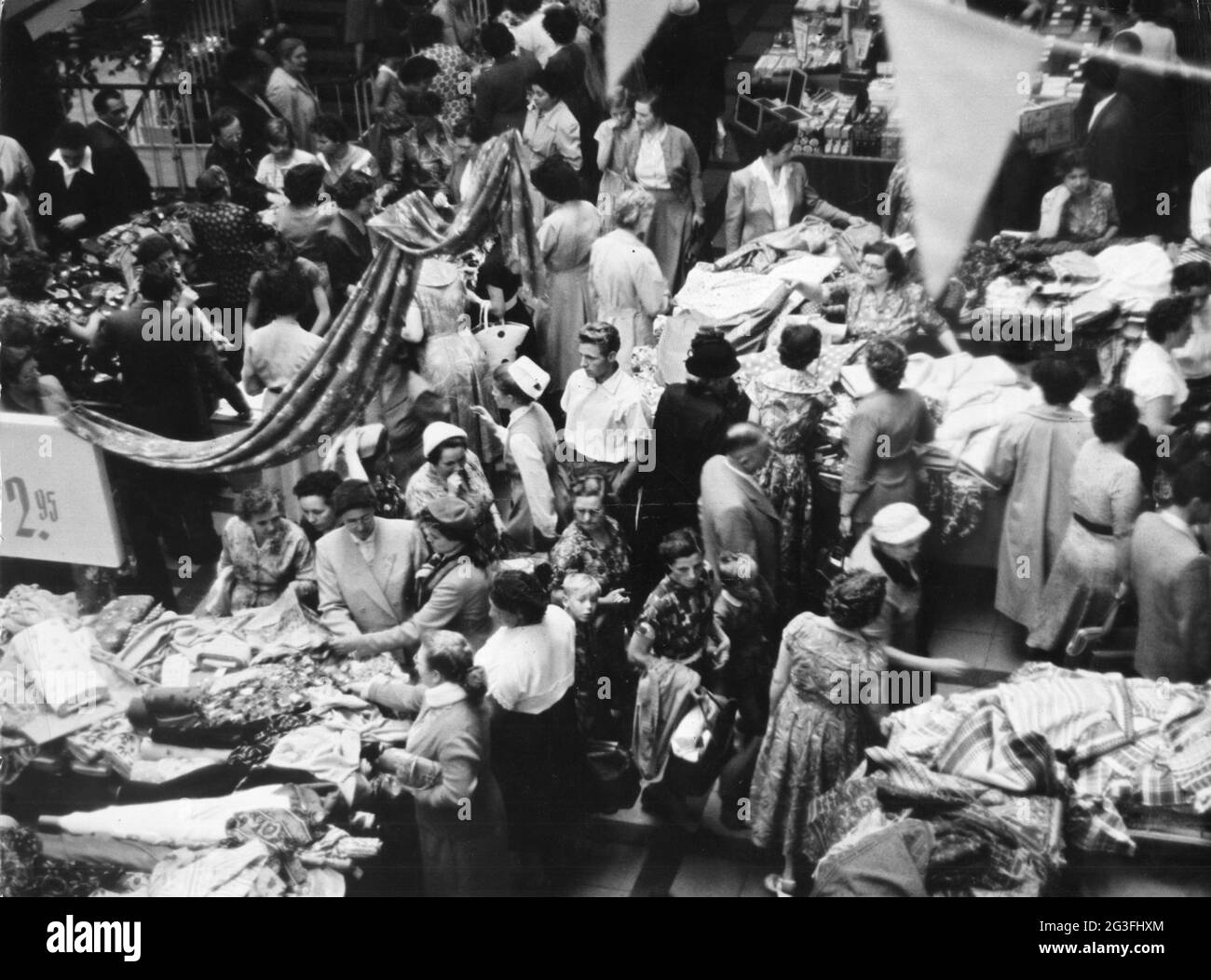 Handel, Geschäfte, Kaufhäuser, Kaufhaus, Sommerverkauf, 1960, ZUSÄTZLICHE-RIGHTS-CLEARANCE-INFO-NOT-AVAILABLE Stockfoto