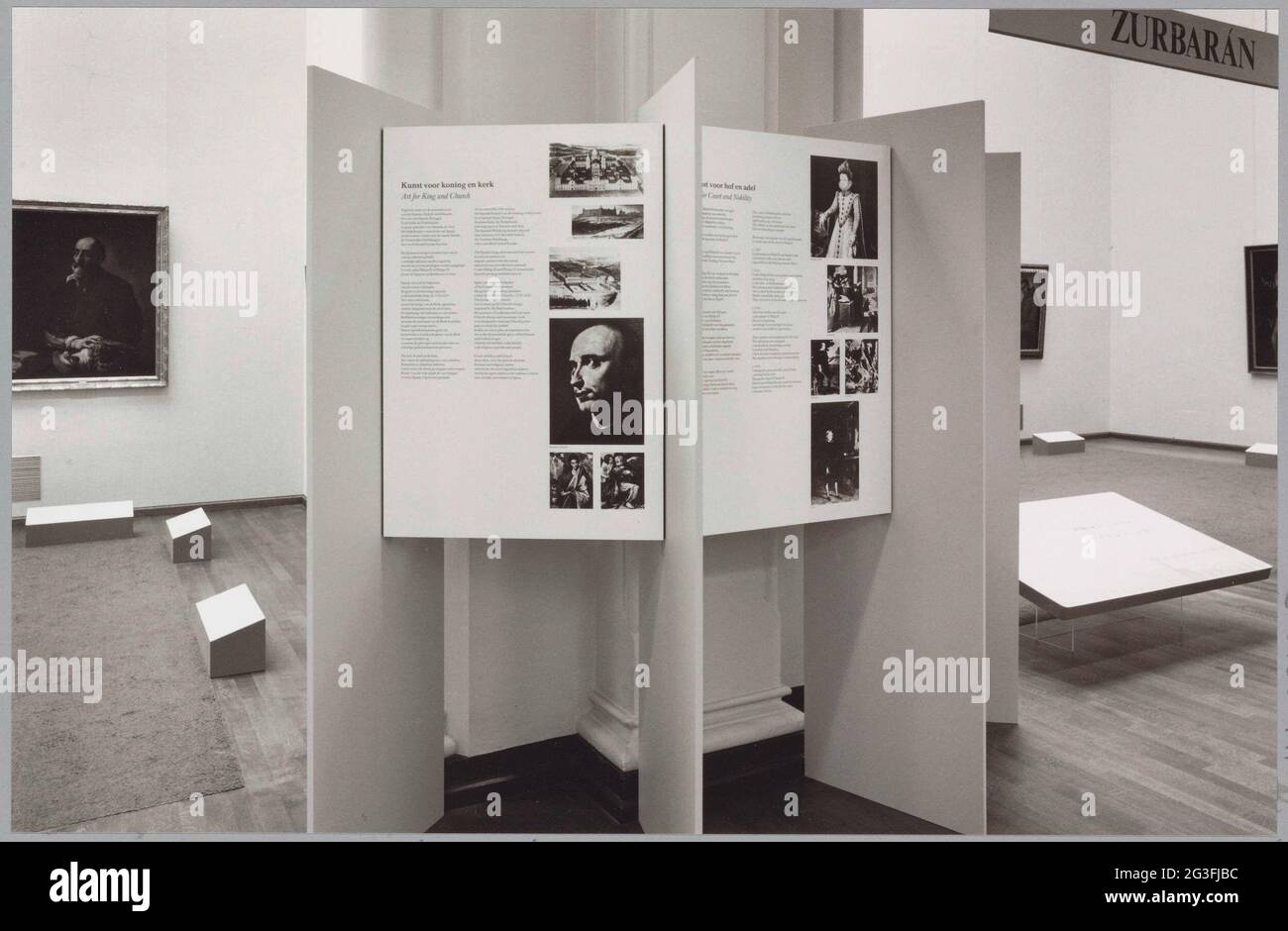 Informationstafeln zwischen zwei Kabinetten im Heiler; Ausstellung Velazquez und seine Zeit. . Stockfoto