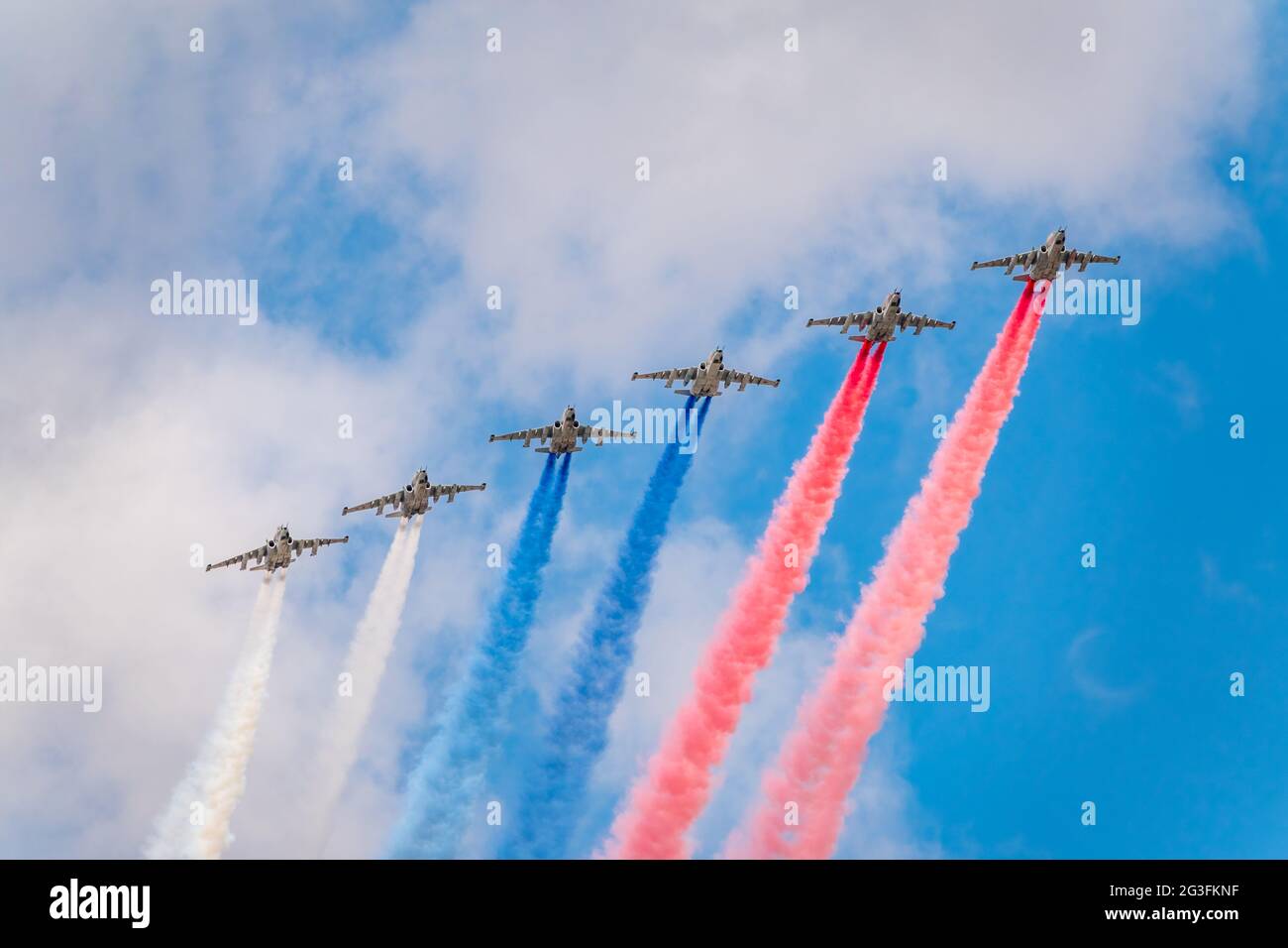 Moskau, Russland - 05. Mai 2021: Acht Angriffsflugzeuge Su-25 Frogfoot fliegen mit Rauch, gemalt in den Farben der russischen Flagge. Parade zu Ehren von VI Stockfoto