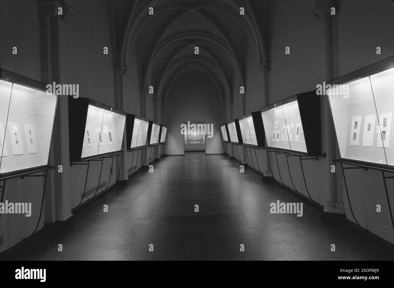 Raum 128 mit Vitrinen; Ausstellungsräume des Rijksprintenkabinetts, Anfang der 1950er Jahre. . Stockfoto