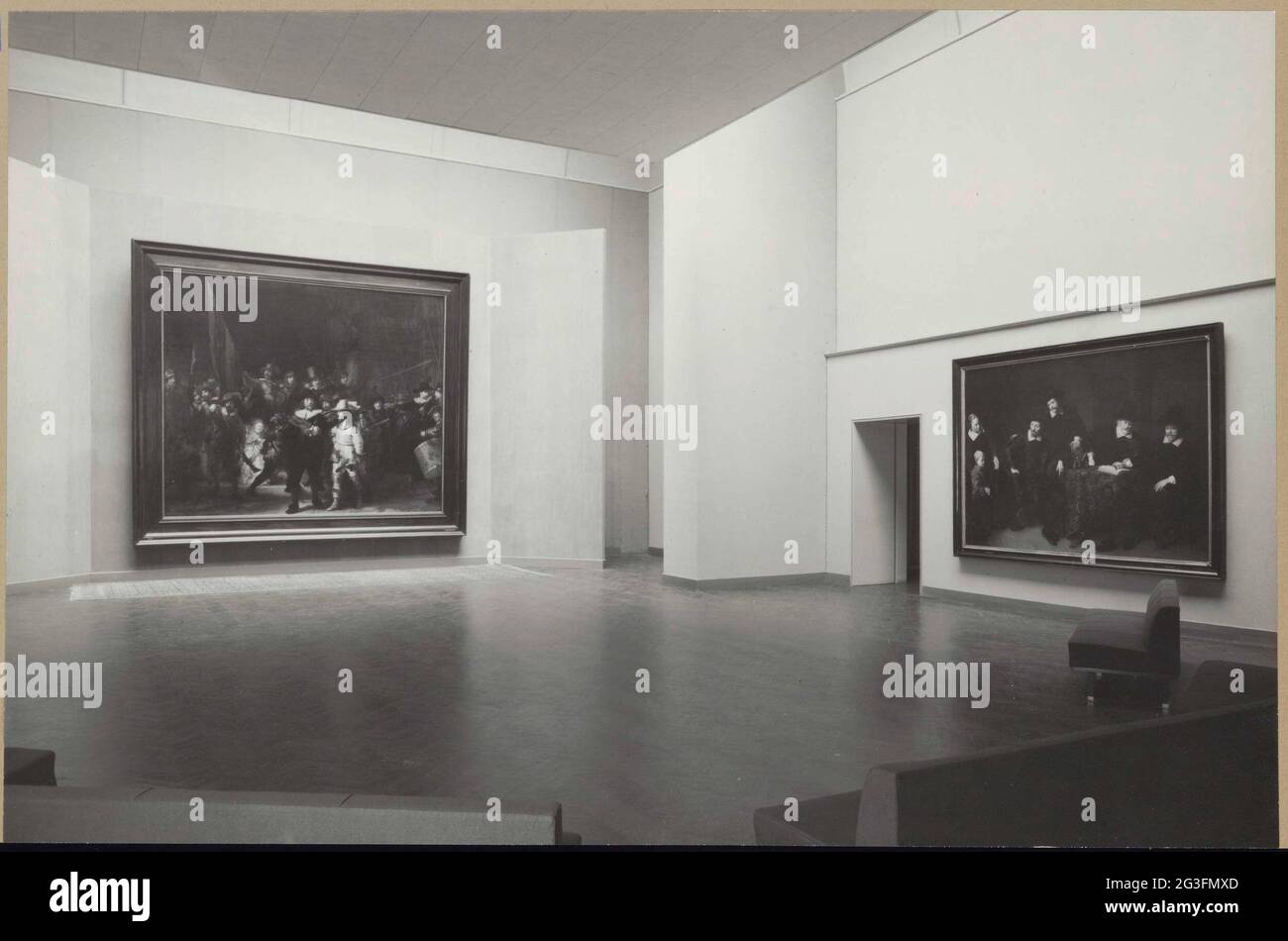 Nachtsaal mit zwei Gemälden; Abteilung für Innenmalerei im Jahr 1959. Nacht vandelzaal im Nordwesten gesehen. Links zur Westwand die Nachtwache und rechts ein Regent neben einem Gang. Stockfoto