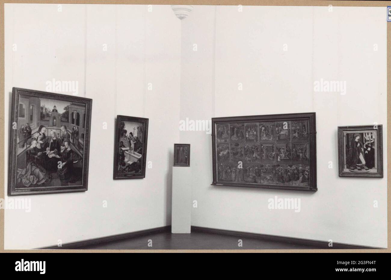 Ecke eines Raumes mit fünf Gemälden, von denen vier an der Wand und eines auf einer Basis; Einrichtung der östlichen Schränke im Jahr 1961. Raum mit einer Anordnung mittelalterlicher Gemälde, darunter der Meister der Jungfrau Inter Virgines. Stockfoto