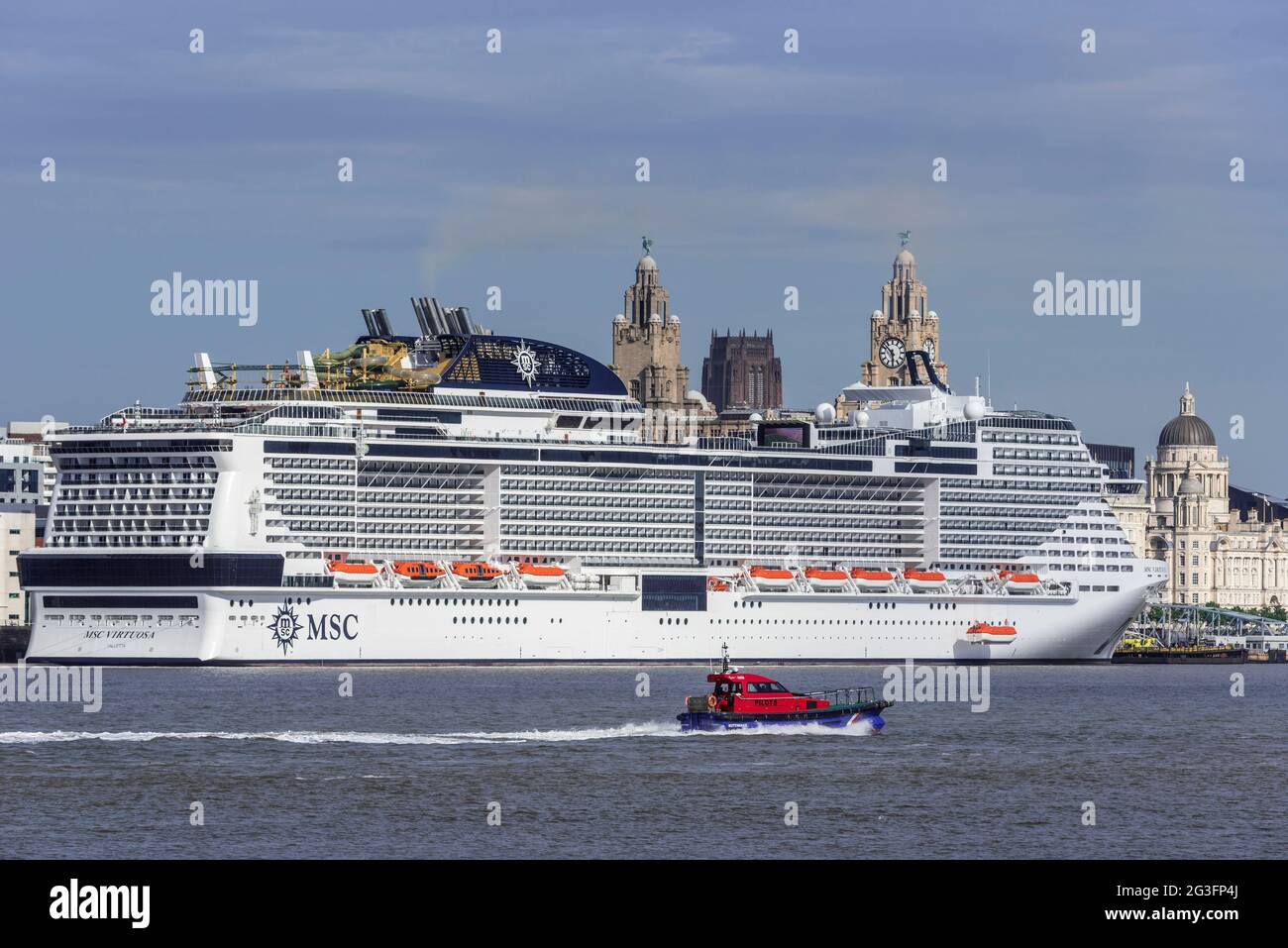 Der Kreuzfahrtdampfer MSC Virtuosa liegt am Liverpooler Kreuzfahrtterminal auf dem Fluss Mersey. Stockfoto