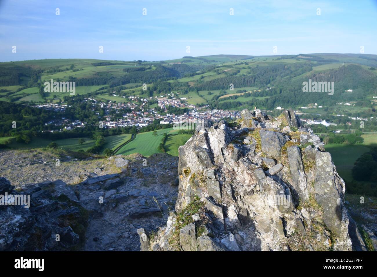 Castell Dinas Bran um 1260, auf dem Gelände eines bronzezeitalterlichen Hügels mit Blick auf den Llangollen mit Blick auf die Berwyn und die Clydian Ranges im Sommer. Stockfoto