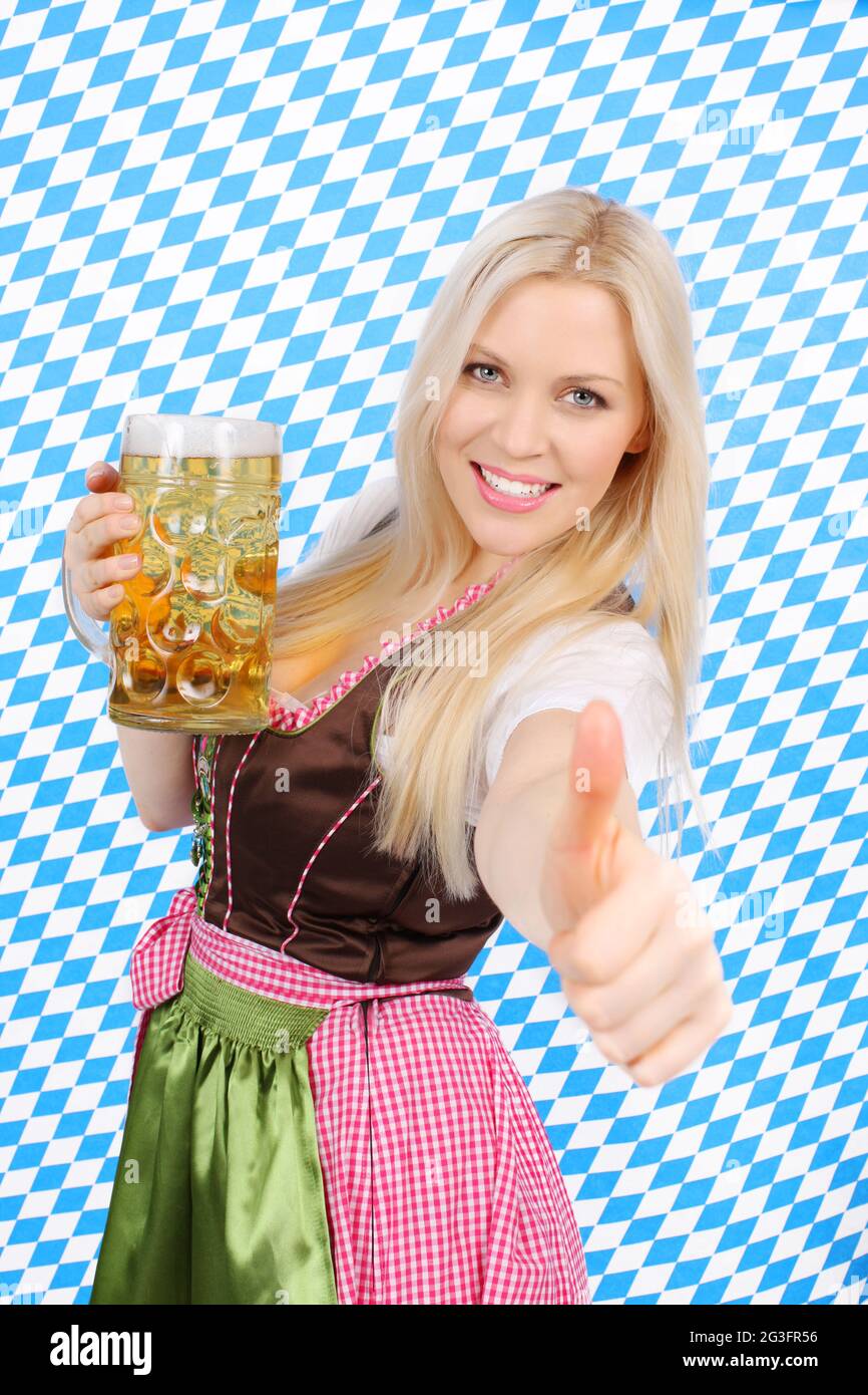 Fröhliches Mädchen im Dirndl mit Massenkrug Stockfoto
