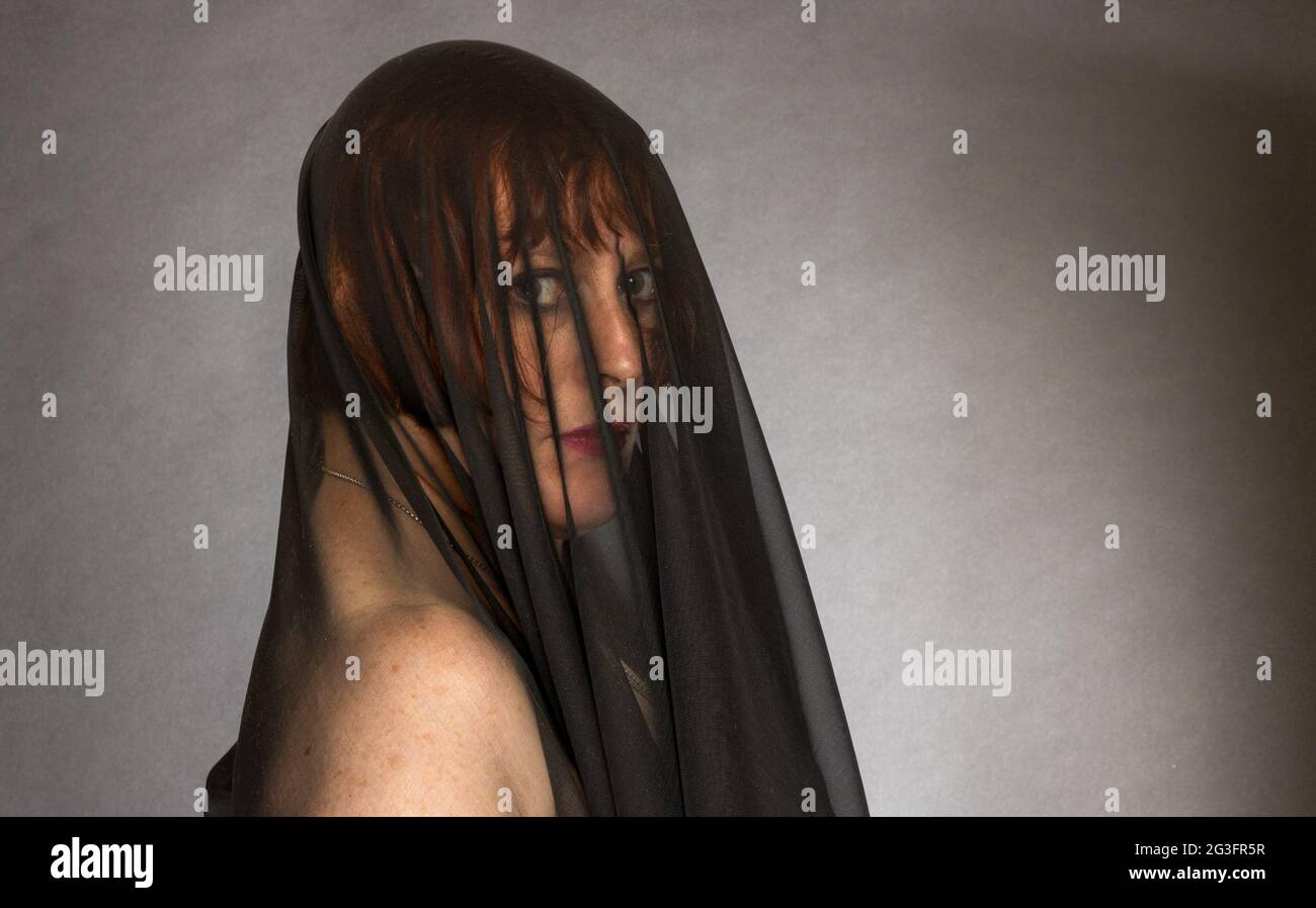 Frau mit Gesichtsbedeckung Stockfoto