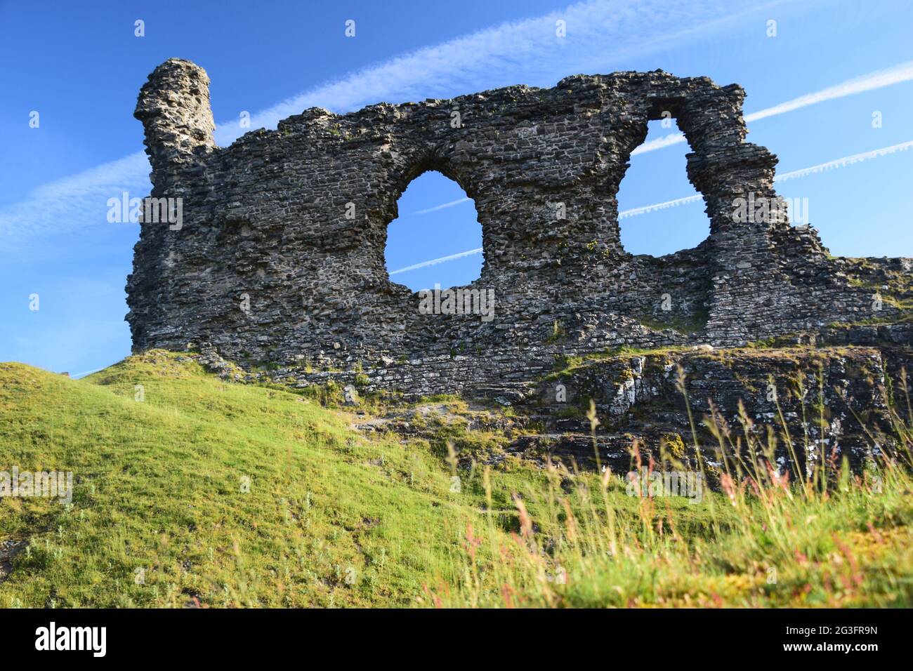 Castell Dinas Bran um 1260, auf dem Gelände eines bronzezeitalterlichen Hügels mit Blick auf den Llangollen mit Blick auf die Berwyn und die Clydian Ranges im Sommer. Stockfoto