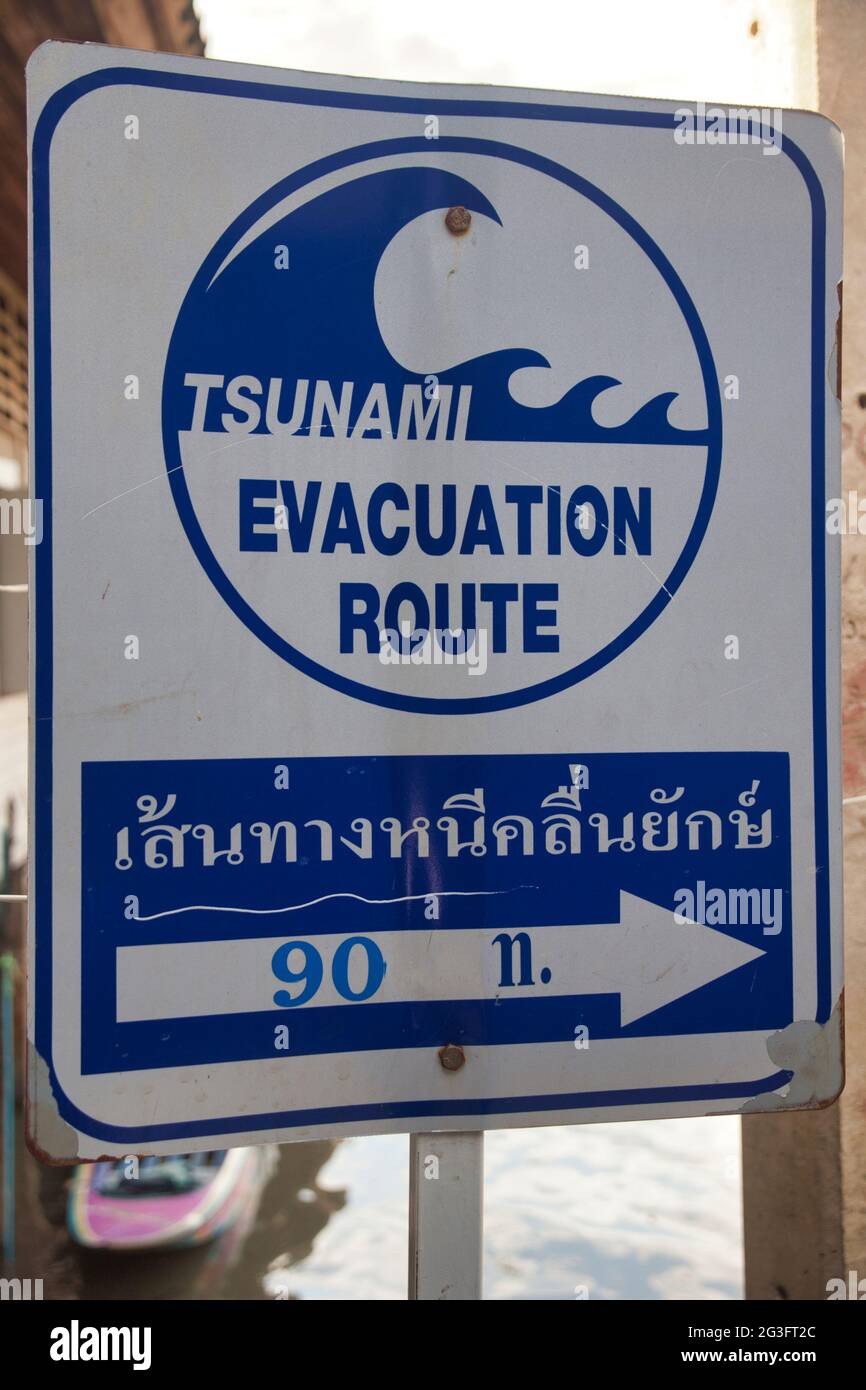 Ein Tsunami-Warnhinweis, der die Route zeigt, die im Falle einer Evakuierung in einem Wasserdorf in der Phang Nga Bay Thailand eintrifft. Stockfoto