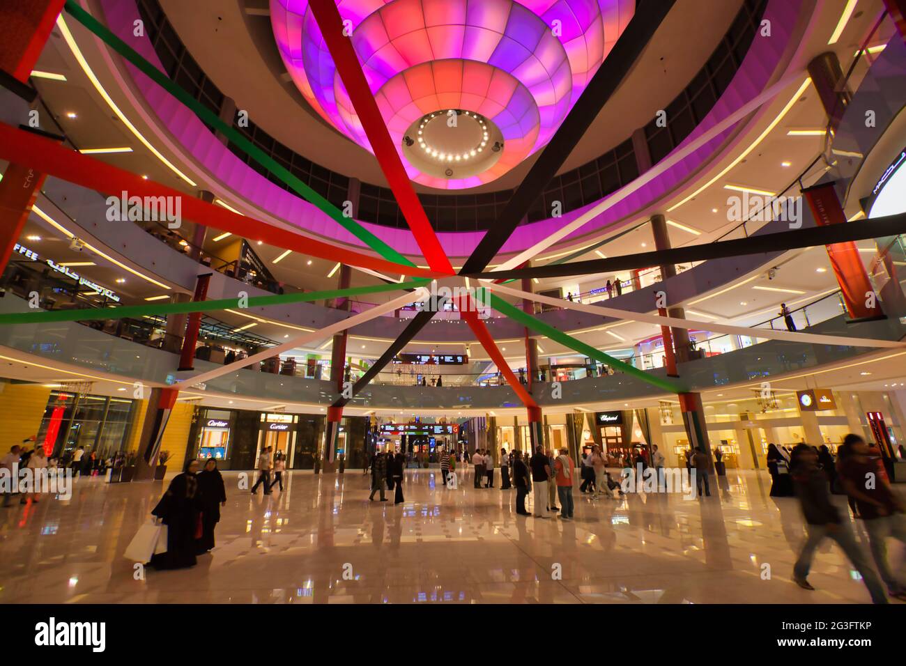 Modernes Interieur eines Einkaufszentrums in Dubai, den Vereinigten Arabischen Emiraten, in dem Menschen herumlaufen Stockfoto