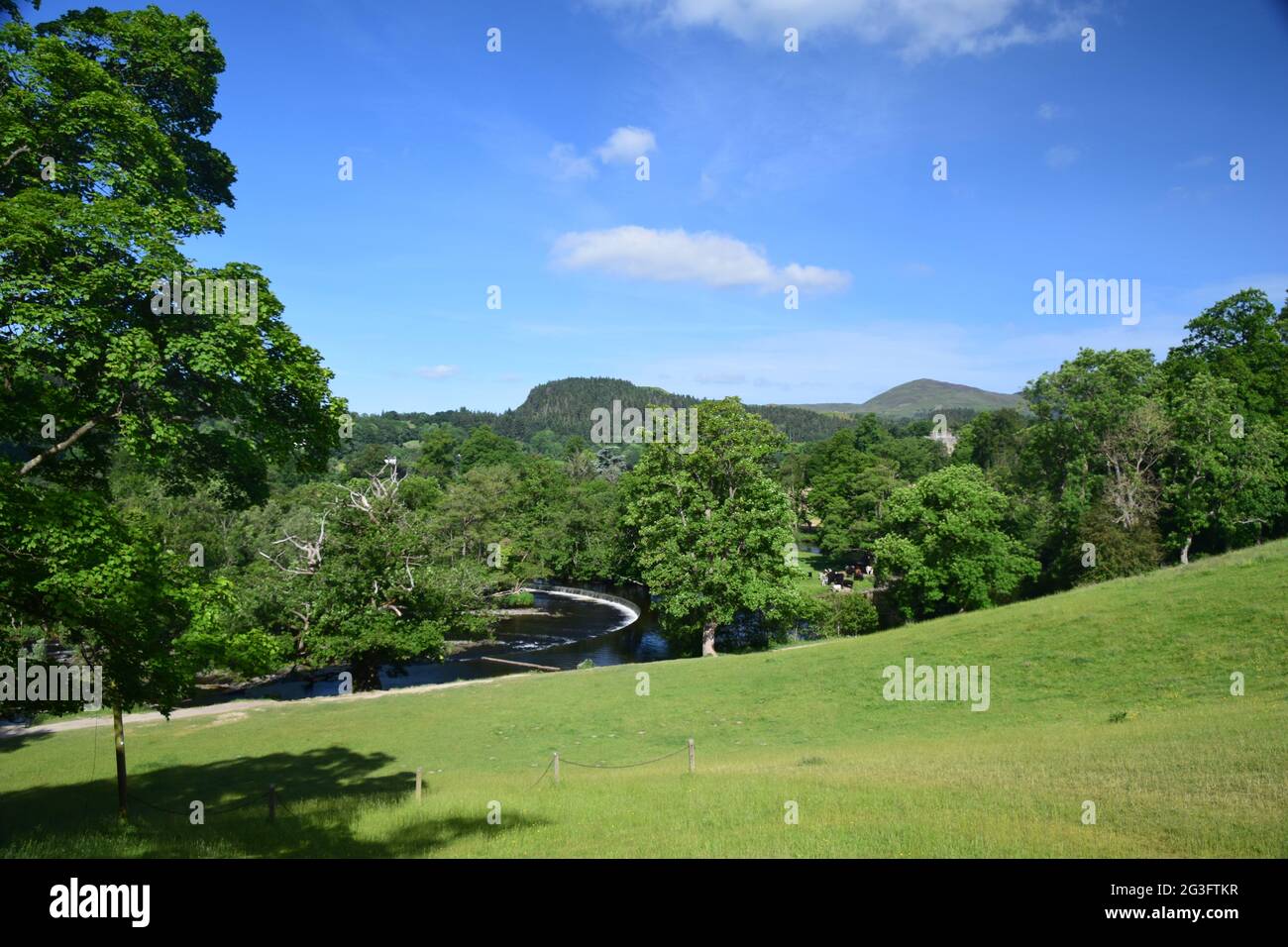 Sommerszene auf dem Fluss Dee Denbighshire Wales mit den Horseshoe-Wasserfällen, die von Thomas Telford entworfen und gebaut wurden, um den Llangollen-Kanal mit Wasser zu versorgen. Stockfoto