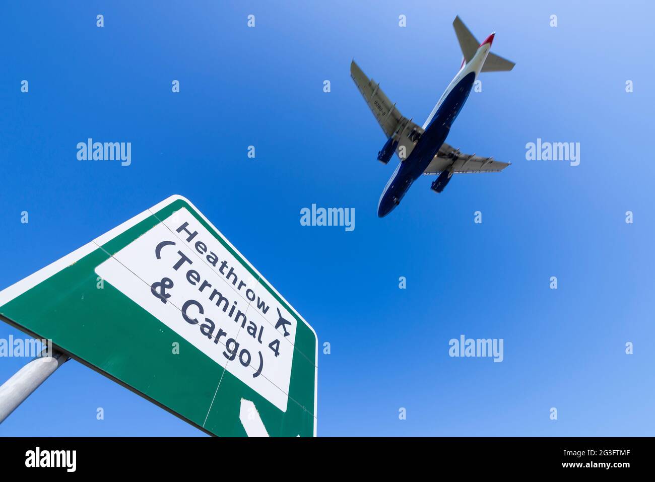 Das Flugzeug landete am Flughafen London Heathrow in Hounslow, London, Großbritannien über die A30 mit Verkehrsschild. Blauer Himmel Stockfoto