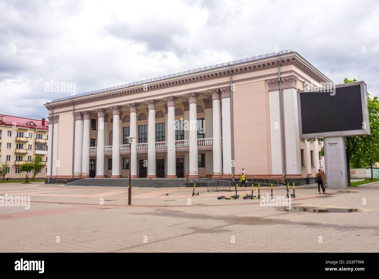 GRODNO, WEISSRUSSLAND - 22. MAI 2021: Der Palast der Kultur der Textilarbeiter, Sowetskaja-Platz in Grodno, Weißrussland Stockfoto