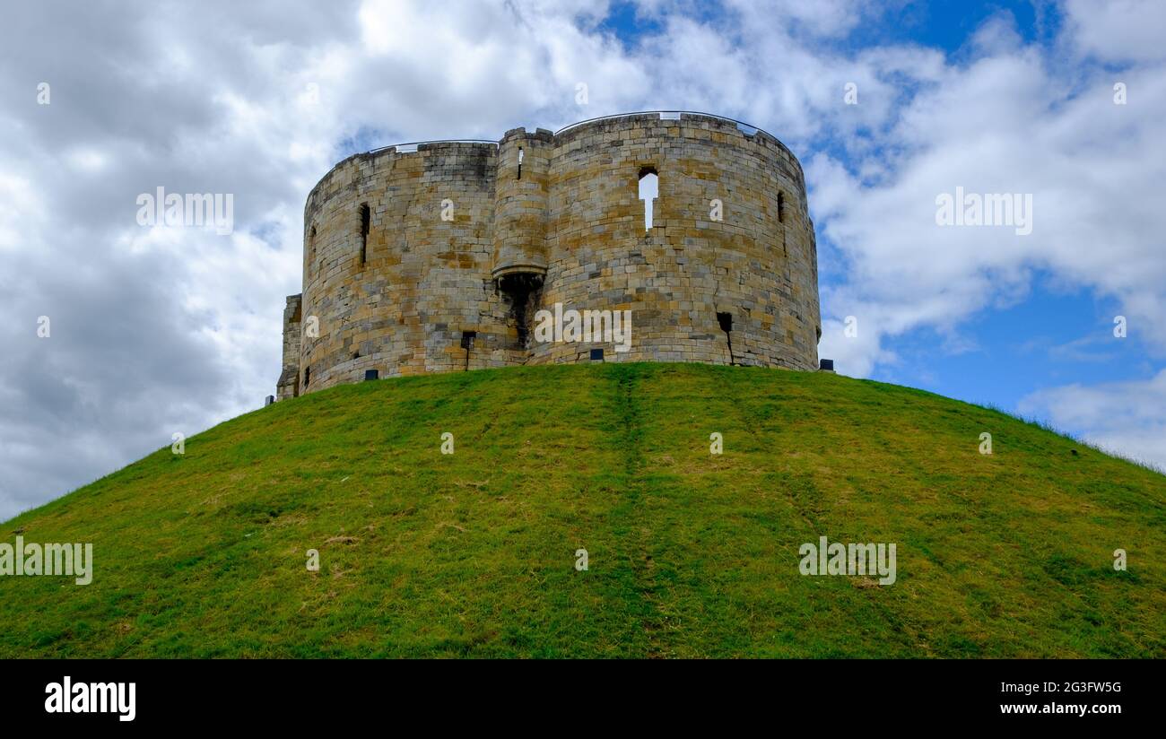 Die Ruinen von Clifford's Tower, York, England Stockfoto