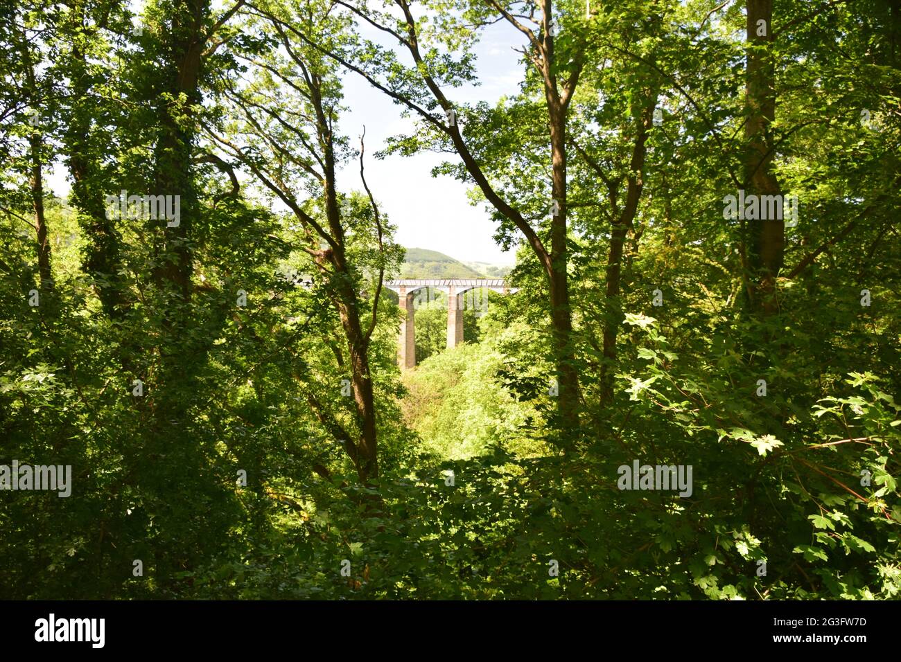 Thomas Telfords beeindruckendes Pontcysyllte Aquädukt erstreckt sich über das Tal des Flusses Dee, mit Blick vom Fluss und Kanalbooten, die über den Fluss fahren. Stockfoto